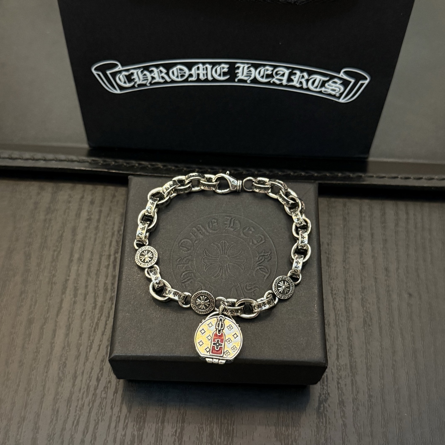 新款【专柜品质】Chrome Hearts克罗心十字花字母手链 凹凸造型不同的花纹设计风格 呈现出与众不