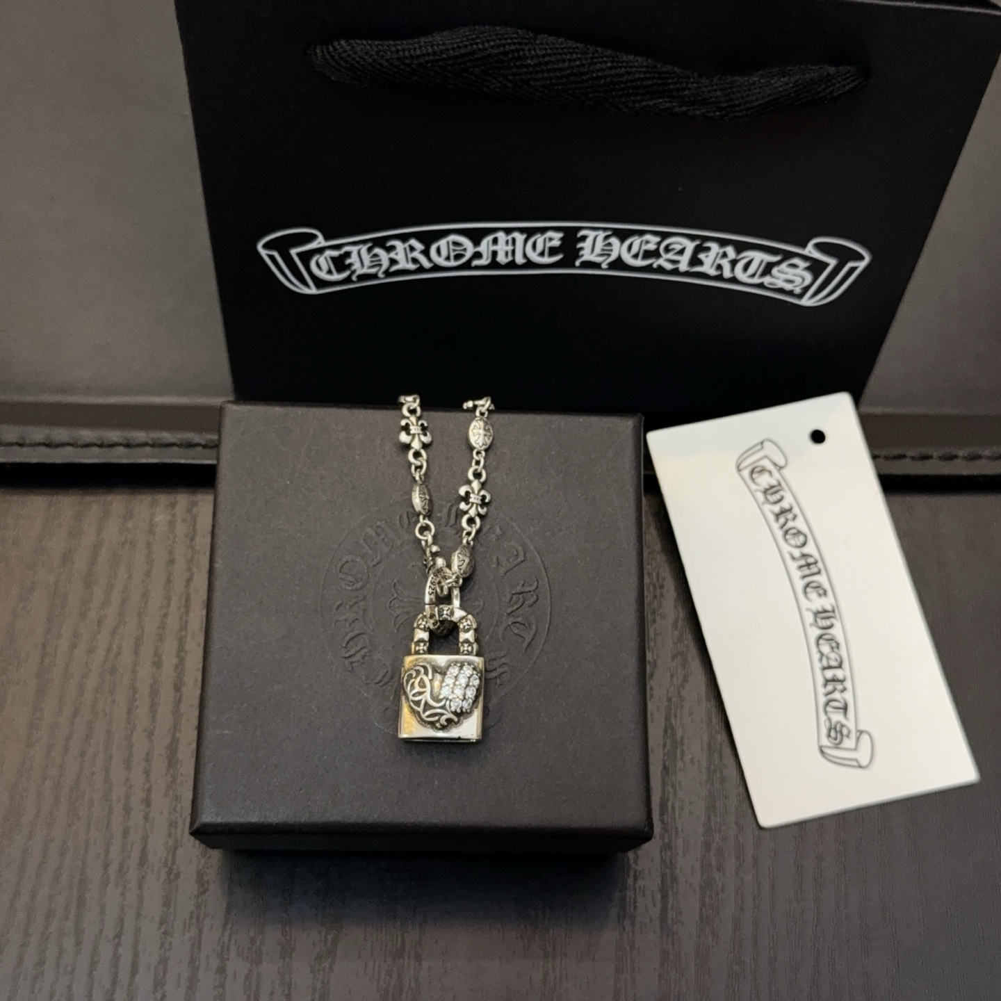 新款【专柜品质】Chrome Hearts克罗心十字花球项链 爱心锁吊坠 凹凸造型不同的花纹设计风格呈现