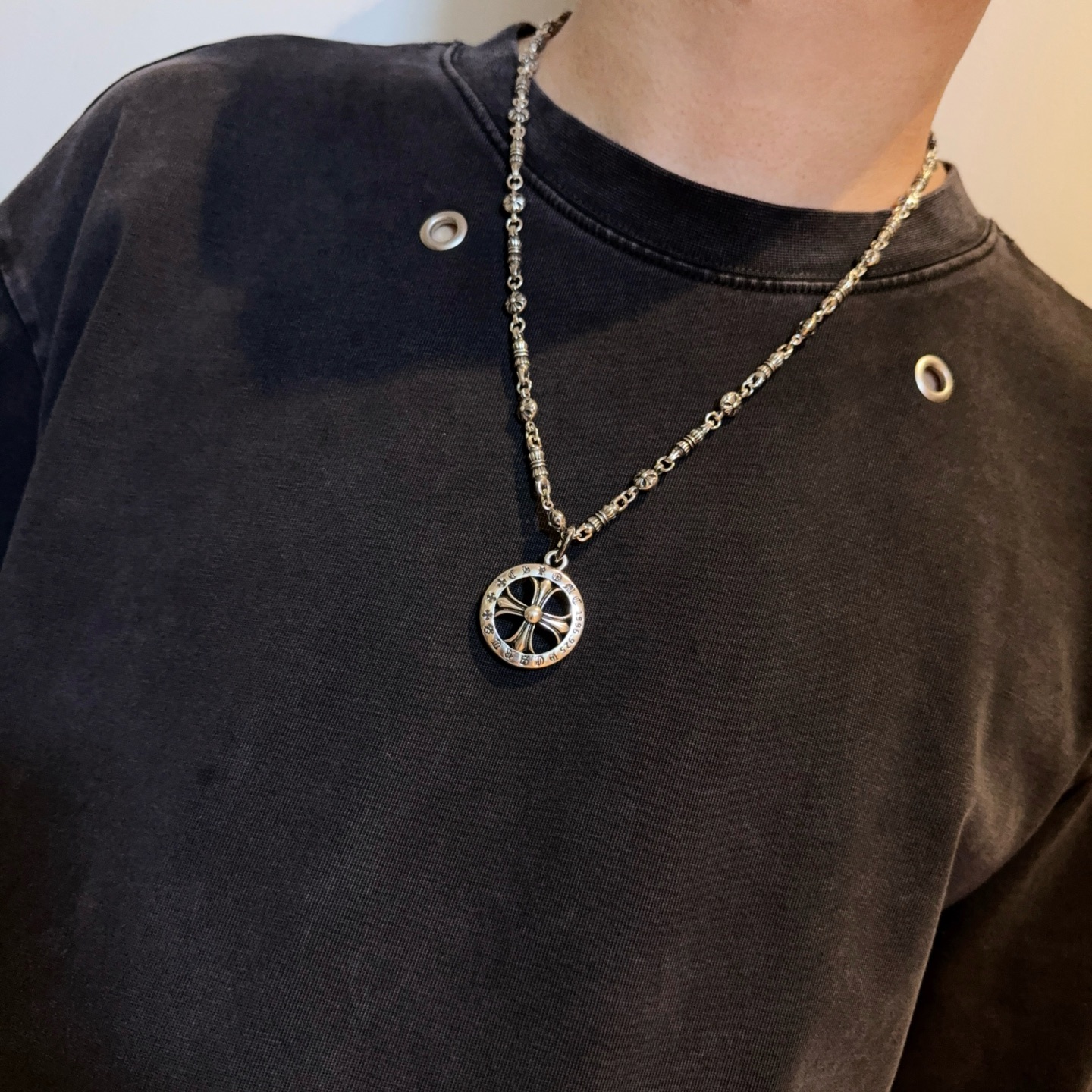 新款【专柜品质】Chrome Hearts克罗心十字花球项链 圆形十字架吊坠 凹凸造型不同的花纹设计风格