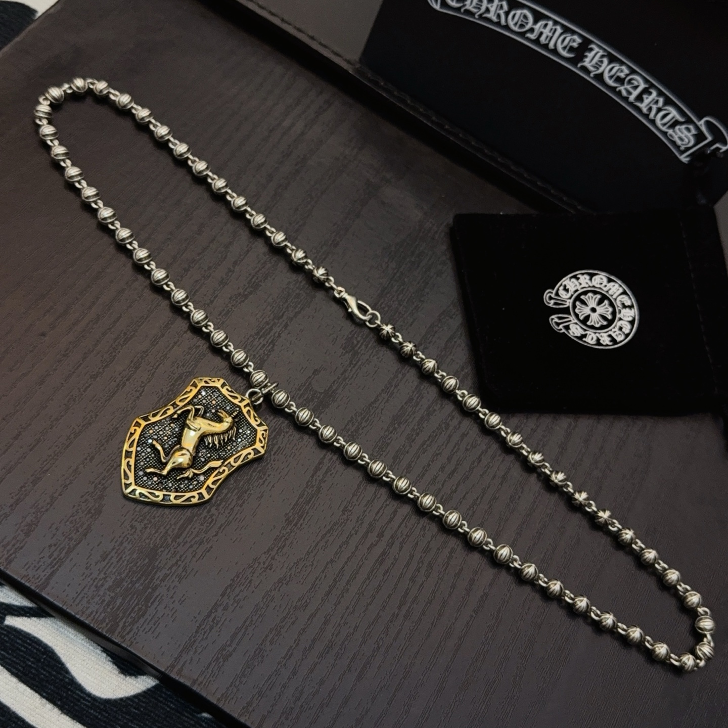 新款【专柜品质】Chrome Hearts克罗心十字花球项链 盾牌吊坠 凹凸造型不同的花纹设计风格呈现出