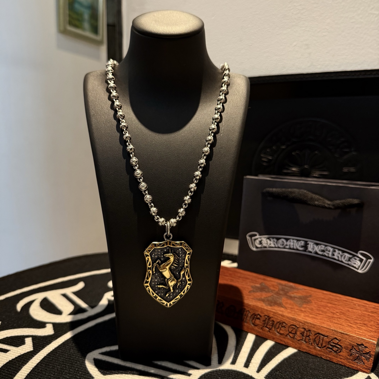 新款【专柜品质】Chrome Hearts克罗心十字花球项链 盾牌吊坠 凹凸造型不同的花纹设计风格呈现出