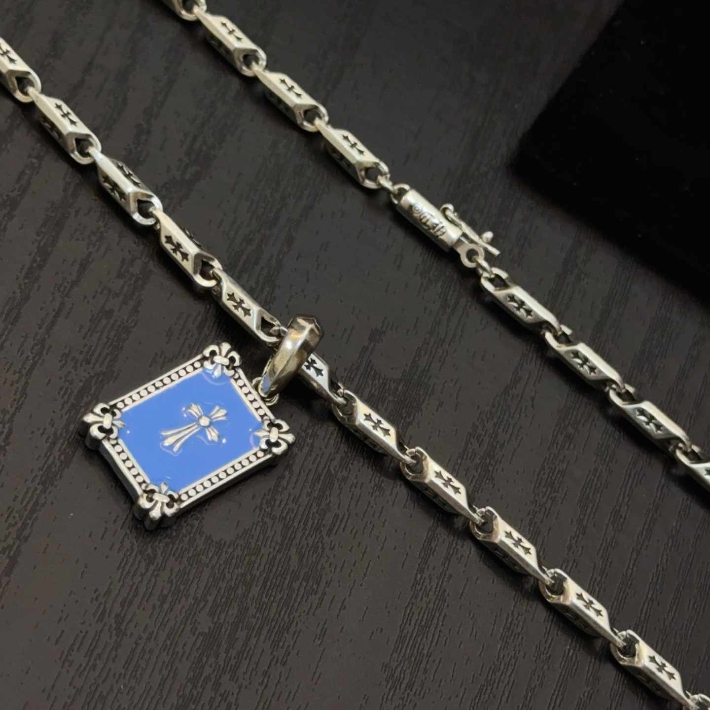 新款【专柜品质】Chrome Hearts克罗心十字架项链 方牌十字架吊坠 凹凸造型不同的花纹设计风格呈
