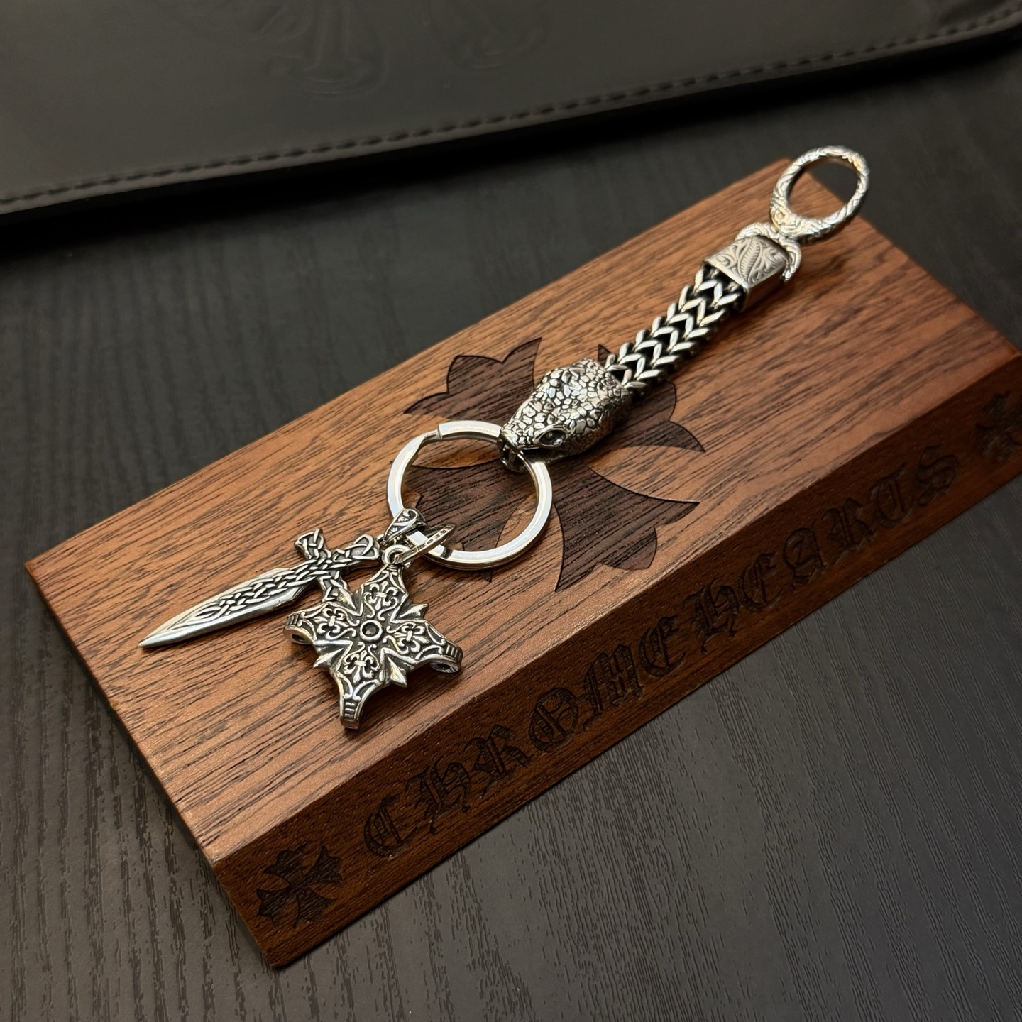 Chrome Hearts ❤️ 克罗心火焰十字架钥匙扣 大龙虾扣 雕刻工艺 精工品质 纯手工打造 ～正