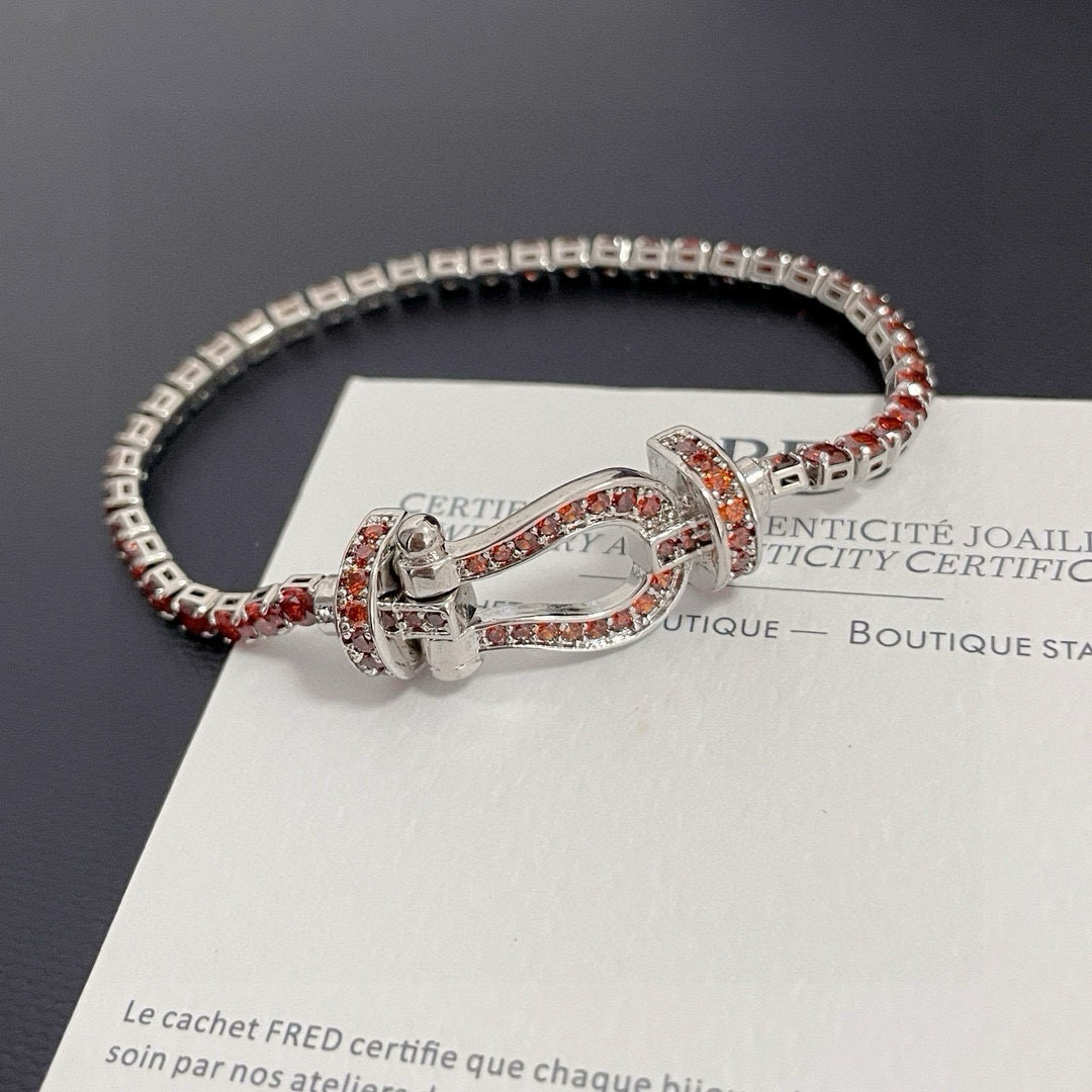 NO:379203,Ferredman Diamond Horseshoe Buckle Bracelet, Seiko Micro Inlay, High-end Customization, Counter Material, Thickened Electroplating Technology, Logo, Simple and exquisite, Full temperament, Simple four-claw inlay classic and durable, suitable for all occasions, super practicality, high jewelry quality, bracelet19860909批  费雷德满钻马蹄扣手链,精工微镶,高端定制,专柜材质,加厚电镀工艺,带logo,简单又精致,气质拉满,简约四爪镶经典耐看,适合各种场合,实用性超高,,饰品精品,bracelet,Jewelry