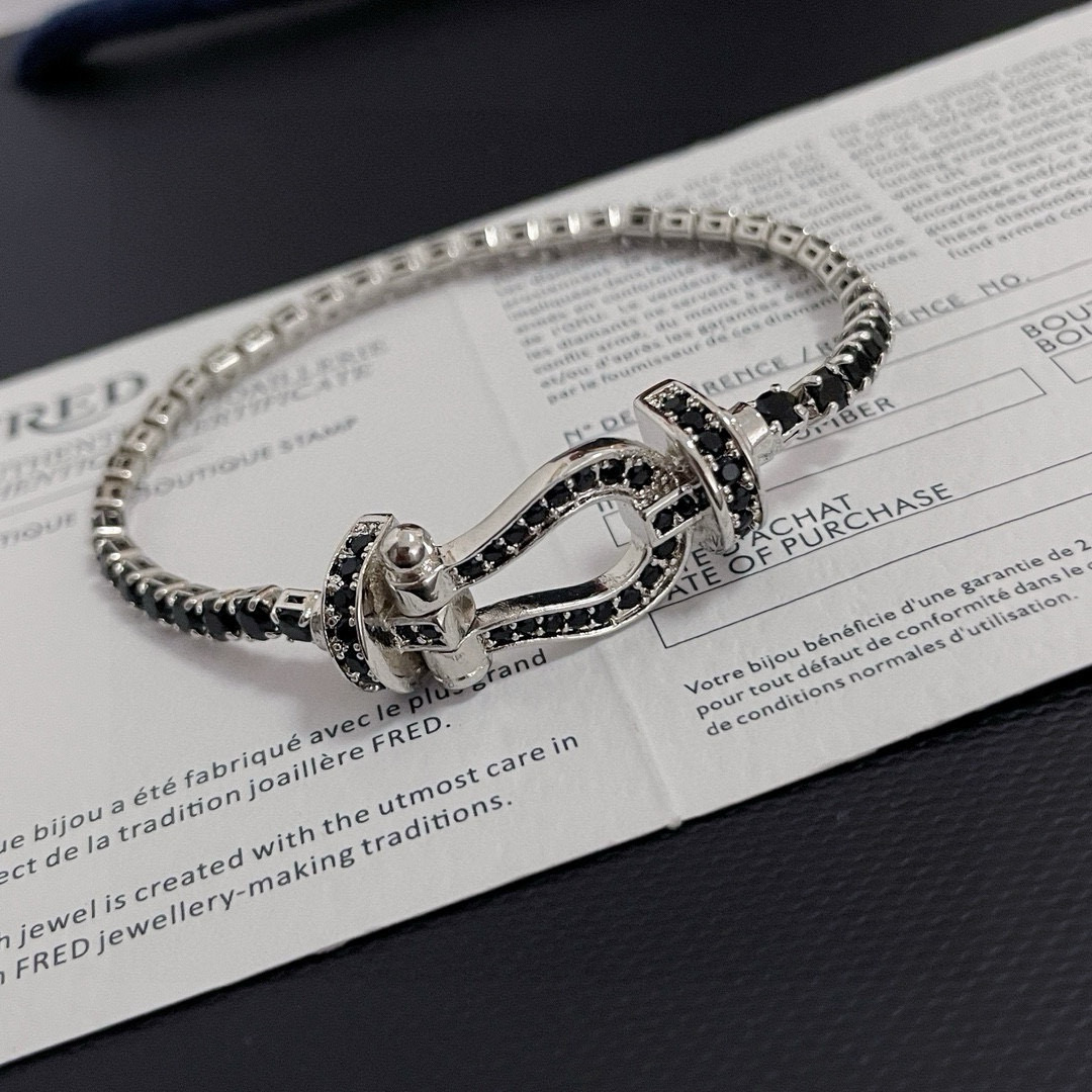NO:379217,Ferred black diamond horseshoe buckle bracelet, seiko micro-insert, high-end customization, counter material, thickened electroplating technology, logo, high-end sense, full temperament, simple four-claw inlay classic and durable, suitable for all occasions, fine jewelry, bracelet19860909批  费雷德黑钻马蹄扣手链,精工微镶,高端定制,专柜材质,加厚电镀工艺,带logo,自带高级感,气质拉满,简约四爪镶经典耐看,适合各种场合.,饰品精品,bracelet,Jewelry