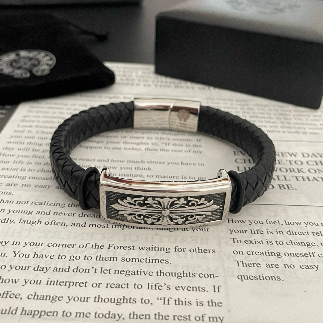 NO:379567,[Counter Quality] Chrome Hearts Croxin Classic retro cross-leather rope bracelet with different concave and convex shapes presents unique styles Cross Scout flowers are Croxin's ambitions, so they last longer. Genuine version of Chrome Hearts Croxin necklaces, different from the market, match the quality, look at the details of the letter printing, retro old gray oxygen level. Seiko version!  !  !  Pure handmade ~ Authentic model opening must-have fashion and fashion, both men and women can wear it, same style for couples, original official website, rock punk style silver style, retro elements, trendy and versatile!  , jewelry boutique, chrome hearts, chrome hearts, necklace, bracelet19860909【专柜品质】Chrome Hearts克罗心 经典复古十字花皮绳手镯 凹凸造型不同的花纹设计风格 呈现出与众不同 十字架 童军花是克罗心的志 所以更经久不衰 正品打版Chrome Hearts克罗心项链 区别市场普通轻版 对版对标品质 看字印细节 复古做旧灰氧程度.精工版本！！！ 纯手工打造 ～正品开模潮流时尚必备 男女均可佩戴 情侣同款 官网原版 摇滚朋克泰银风格 复古元素 潮流百搭！,饰品精品,chrome hearts,chrome hearts,necklace,bracelet,Jewelry