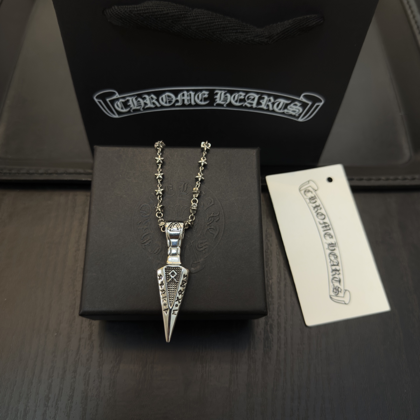 新款【专柜品质】Chrome Hearts克罗心五星花项链 宝剑吊坠 凹凸造型不同的花纹设计风格 呈现出