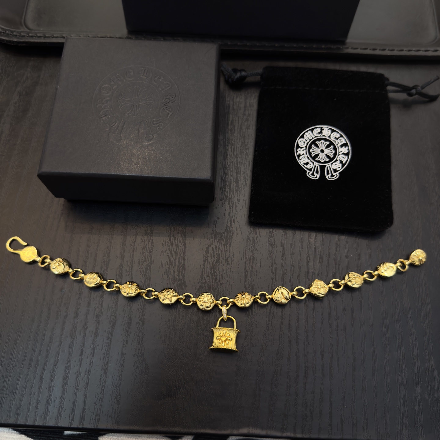 新款【专柜品质】Chrome Hearts克罗心复古黄金色多元素手链 凹凸造型不同的花纹设计风格 呈现出