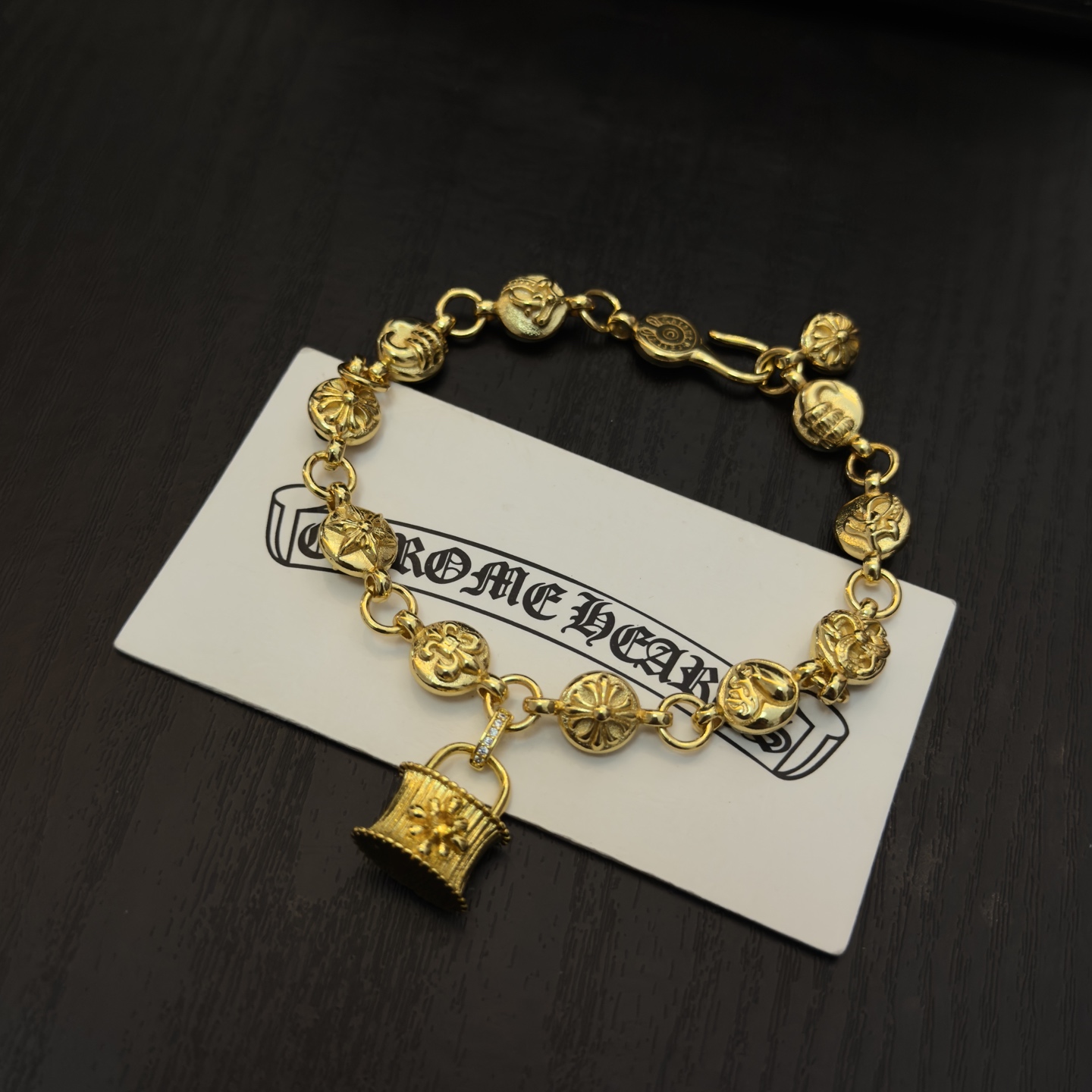 新款【专柜品质】Chrome Hearts克罗心复古黄金色多元素手链 凹凸造型不同的花纹设计风格 呈现出