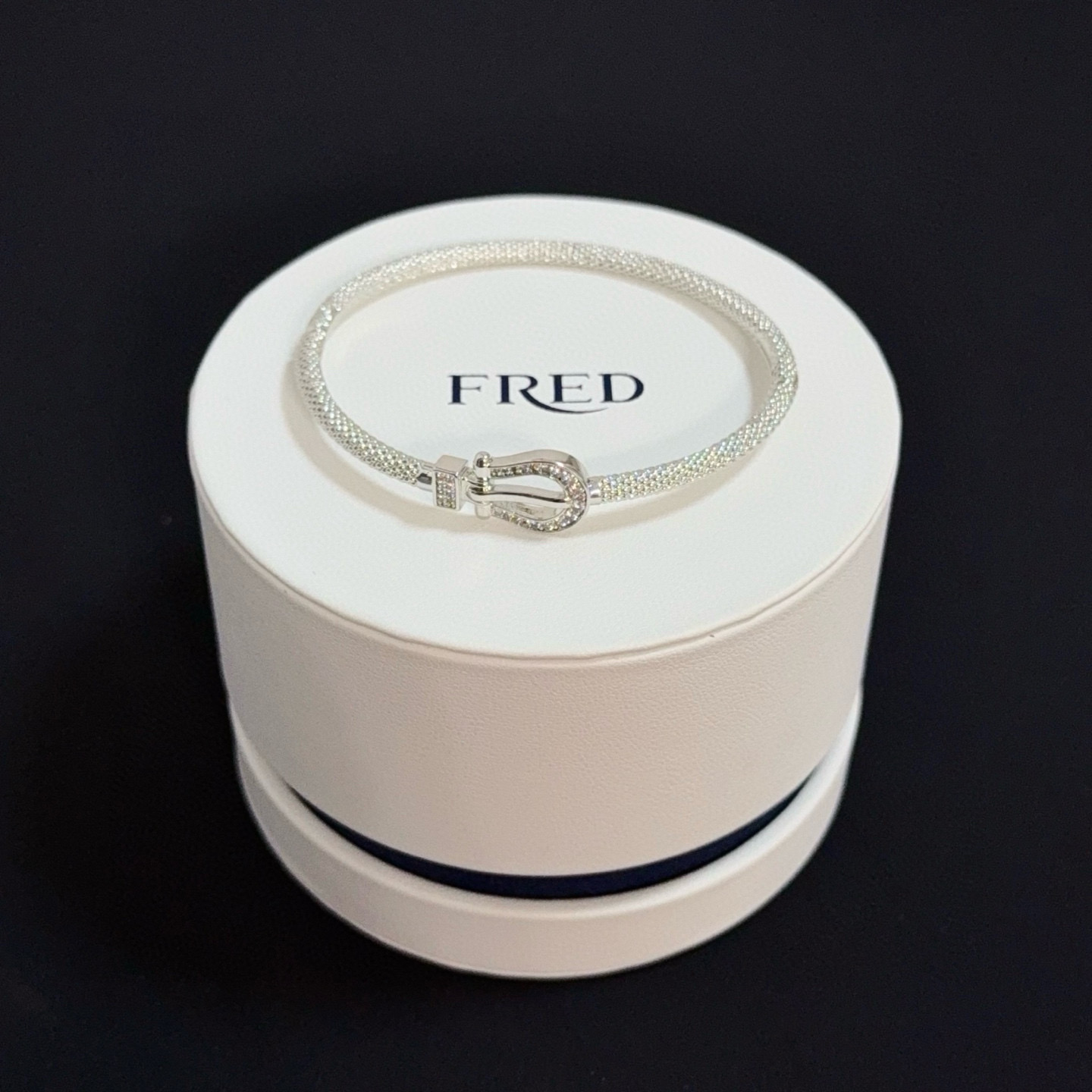 NO:380549,Popular Feredman Diamond Horseshoe Buckle Bracelet Classic and versatile, Internet celebrity expert A must-have item for fashion, fashionable and exquisite, 11 pairs of customized versions, thickened electroplating 18k technology, different from the ordinary version on the market, the effect of getting used is very versatile!  !  , jewelry quality, bracelet19860909火爆 费雷德满钻马蹄扣手镯 经典百搭,网红达人 时尚一族备必单品,时尚精致,11对版定制,加厚电镀18k工艺,区别市面上普通版本上手效果非常百搭！！,饰品精品,bracelet,Jewelry