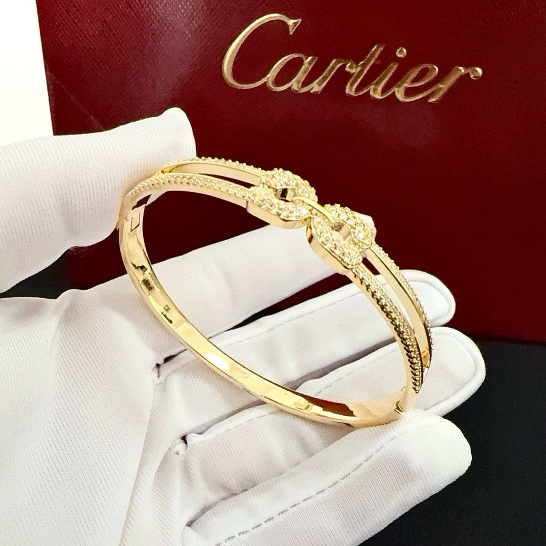 NO:380541,Cartier diamond-set bracelet, high-end customized version, diamond-set craftsmanship, V-gold material, classic and fashionable style, reconstructing love aesthetics with sharp lines!  Breaking the convention, diamond-inlaid design creates a high-end ceiling - no need to build glitz, love should be pure as before. Cartier is loved by many celebrities and internet celebrities. The Leopard series bracelet is definitely an eternal classic, and there is no limit on men and women, and no limit on age!  Wear it you are the focus!  , jewelry boutique, cartier, bracelet19860909卡地亚镶钻手镯 高端定制版本 镶嵌钻工艺 V金材质 经典而时尚风格 用凌厉线条重构爱情美学！打破常规,镶嵌钻设计反而成就高级感天花板——无需浮华堆砌,爱本应纯粹如初 卡地亚受众多明星网红的爱戴 豹子系列手镯 绝对是永恒经典 而且男女不限 年龄不限 ！戴上它你就是焦点！,饰品精品,cartier,bracelet,Jewelry