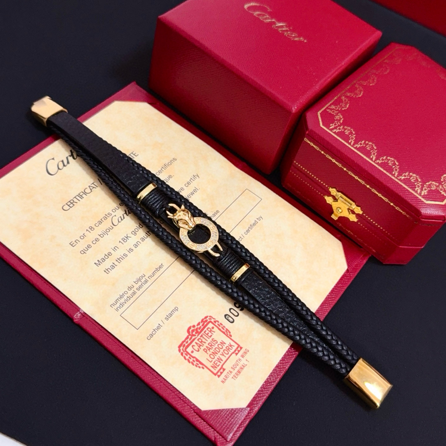 NO:380544,Cartier Leopard Head Diamond-Inlaid Leather Rope Bracelet High-end Customized Version Diamond Inlaid craft V-gold Material Classic and Fashion Style Reconstructing Love Aesthetics with sharp lines!  Breaking the convention, diamond-inlaid design creates a high-end ceiling - no need to build glitz, love should be pure as before. Cartier is loved by many celebrities and internet celebrities. The Leopard series bracelet is definitely an eternal classic, and there is no limit on men and women, and no limit on age!  Wear it you are the focus!  , jewelry boutique, cartier, bracelet19860909卡地亚豹头镶钻皮绳手镯 高端定制版本 镶嵌钻工艺 V金材质 经典而时尚风格 用凌厉线条重构爱情美学！打破常规,镶嵌钻设计反而成就高级感天花板——无需浮华堆砌,爱本应纯粹如初 卡地亚受众多明星网红的爱戴 豹子系列手镯 绝对是永恒经典 而且男女不限 年龄不限 ！戴上它你就是焦点！,饰品精品,cartier,bracelet,Jewelry