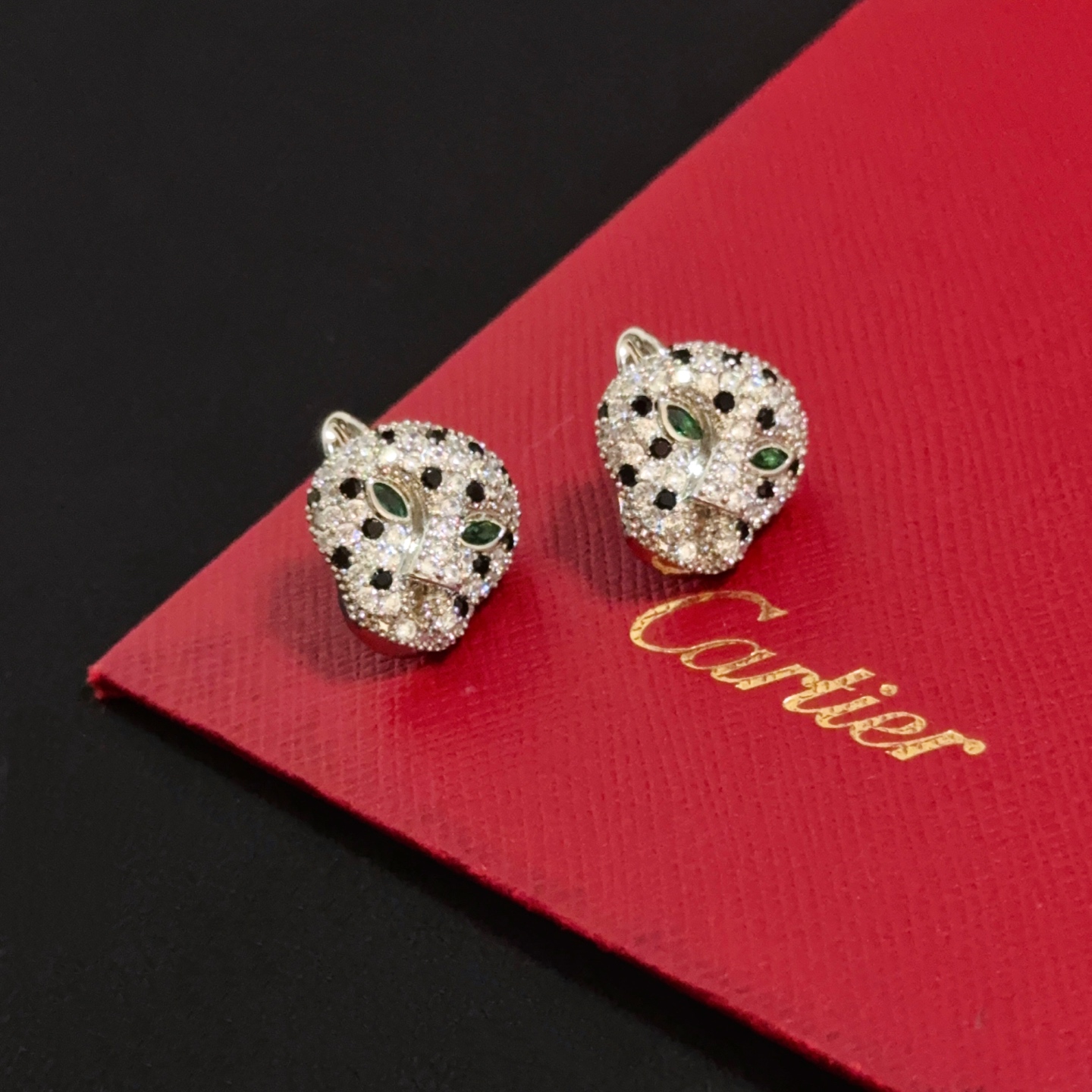 NO:380553,Cartier Leopard Earrings High-end Customized Version Diamond Inlay craftsmanship V-gold Material Classic and Fashion Style Reconstructing Love Aesthetics with sharp lines!  Breaking the convention, diamond-inlaid design creates a high-end ceiling - no need to build glitz, love should be pure as before. Cartier is loved by many celebrities and internet celebrities. The Leopard series bracelet is definitely an eternal classic, and there is no limit on men and women, and no limit on age!  , jewelry boutique, cartier, bracelet19860909卡地亚豹子耳钉 高端定制版本 镶嵌钻工艺 V金材质 经典而时尚风格 用凌厉线条重构爱情美学！打破常规,镶嵌钻设计反而成就高级感天花板——无需浮华堆砌,爱本应纯粹如初 卡地亚受众多明星网红的爱戴 豹子系列手镯 绝对是永恒经典 而且男女不限 年龄不限 ！,饰品精品,cartier,bracelet,Jewelry