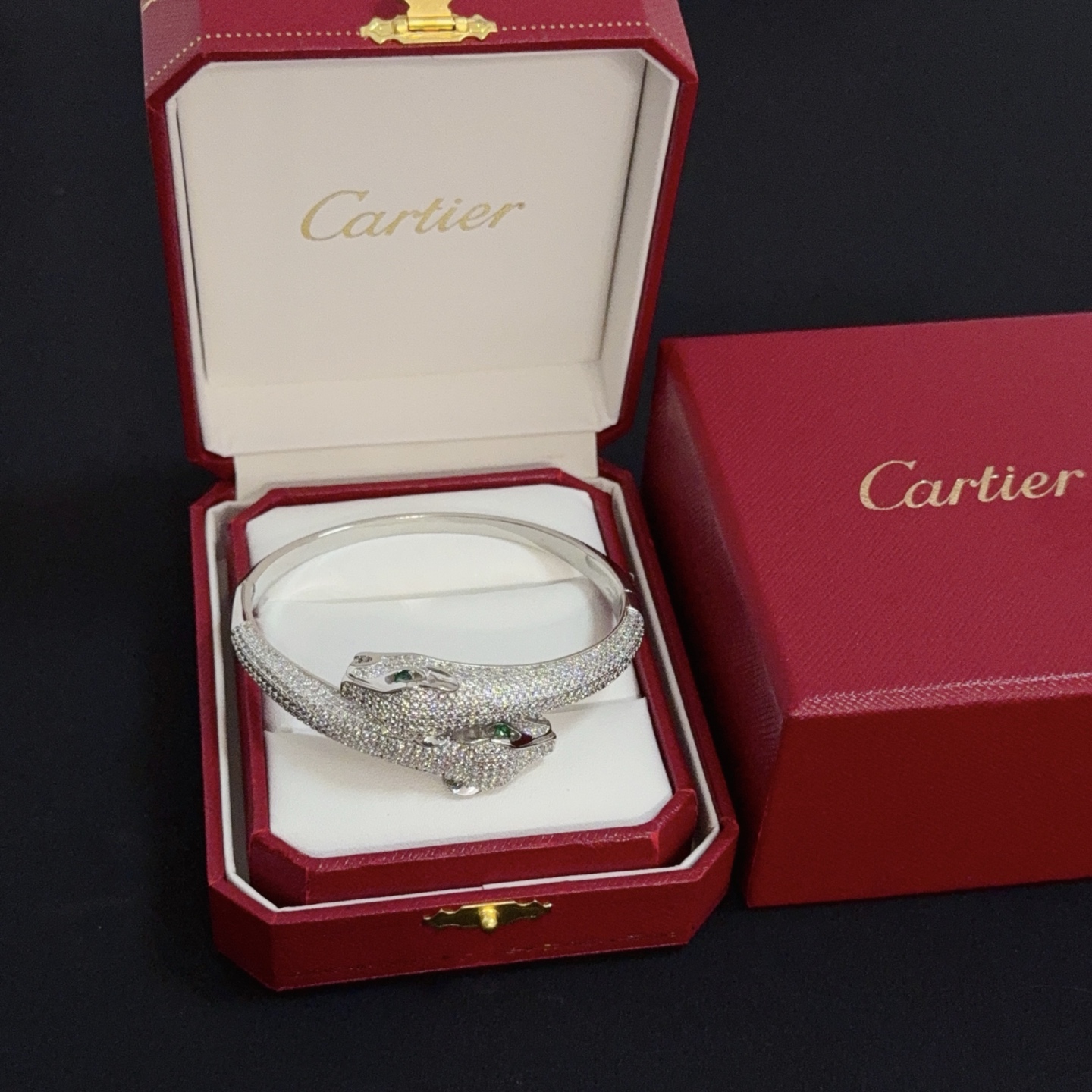 NO:380550,Cartier diamond-inlaid leopard bracelet, high-end customized version, diamond-inlaid craft, V-gold material, classic and fashionable style, reconstructing love aesthetics with sharp lines!  Breaking the convention, diamond-inlaid design creates a high-end ceiling - no need to build glitz, love should be pure as before. Cartier is loved by many celebrities and internet celebrities. The Leopard series bracelet is definitely an eternal classic, and there is no limit on men and women, and no limit on age!  Wear it you are the focus!  , jewelry boutique, cartier, bracelet19860909卡地亚镶钻豹子手镯 高端定制版本 镶嵌钻工艺 V金材质 经典而时尚风格 用凌厉线条重构爱情美学！打破常规,镶嵌钻设计反而成就高级感天花板——无需浮华堆砌,爱本应纯粹如初 卡地亚受众多明星网红的爱戴 豹子系列手镯 绝对是永恒经典 而且男女不限 年龄不限 ！戴上它你就是焦点！,饰品精品,cartier,bracelet,Jewelry