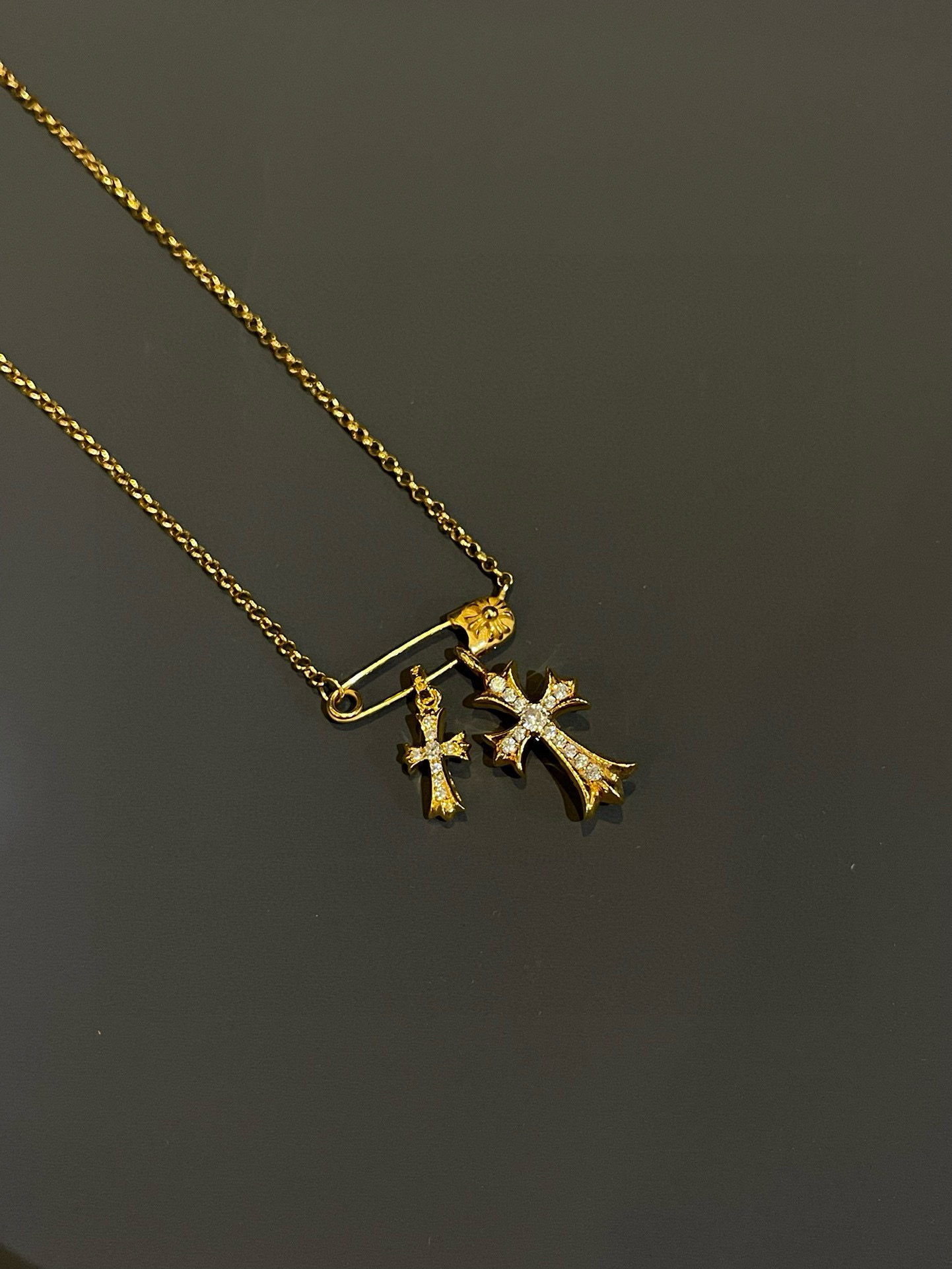 NO:380345,[Counter Quality] Chrome Hearts Croxin Classic golden pin necklace Cross double pendant Different pattern design styles present unique Cross Scout flowers are Croxin's ambitions, so they last longer. Genuine version Chrome Hearts Croxin necklaces distinguish the market ordinary light version. The quality is benchmarked against the quality of the text and print details. The degree of retro old gray oxygen. Seiko version!  !  !  Pure handmade ~ Authentic model opening must-have fashion and fashion, both men and women can wear it, same style for couples, original official website, rock punk style silver style, retro elements, trendy and versatile!  , jewelry boutique, chrome hearts, chrome hearts, necklace, gold19860909【专柜品质】Chrome Hearts克罗心 经典黄金色别针项链 十字架双吊坠 凹凸造型不同的花纹设计风格 呈现出与众不同 十字架 童军花是克罗心的志 所以更经久不衰 正品打版Chrome Hearts克罗心项链区别市场普通轻版 对版对标品质 看字印细节 复古做旧灰氧程度.精工版本！！！ 纯手工打造 ～正品开模潮流时尚必备 男女均可佩戴 情侣同款 官网原版 摇滚朋克泰银风格 复古元素 潮流百搭！,饰品精品,chrome hearts,chrome hearts,necklace,gold,Jewelry