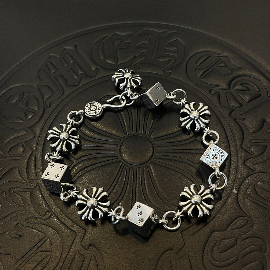 NO:380358,New [Counter Quality] Chrome Hearts Croxin Cross* Dice Bracelet Different concave and convex and concave design styles present unique Cross Scout flowers are Croxin's ambitions, so they last longer. Genuine version Chrome Hearts Croxin Difference to the market ordinary light version, match the quality of the version, look at the details of the letter printing, retro old gray oxygen level. Seiko version!  !  !  Pure handmade ~ Authentic model opening must-have fashion and fashion, both men and women can wear it, same style for couples, original official website, rock punk style silver style, retro elements, trendy and versatile!  , jewelry boutique, chrome hearts, chrome hearts, bracelet19860909新款【专柜品质】Chrome Hearts克罗心 十字架*骰子手链 凹凸造型不同的花纹设计风格 呈现出与众不同 十字架 童军花是克罗心的志 所以更经久不衰 正品打版Chrome Hearts克罗心 区别市场普通轻版 对版对标品质 看字印细节 复古做旧灰氧程度.精工版本！！！ 纯手工打造 ～正品开模潮流时尚必备 男女均可佩戴 情侣同款 官网原版 摇滚朋克泰银风格 复古元素 潮流百搭！,饰品精品,chrome hearts,chrome hearts,bracelet,Jewelry