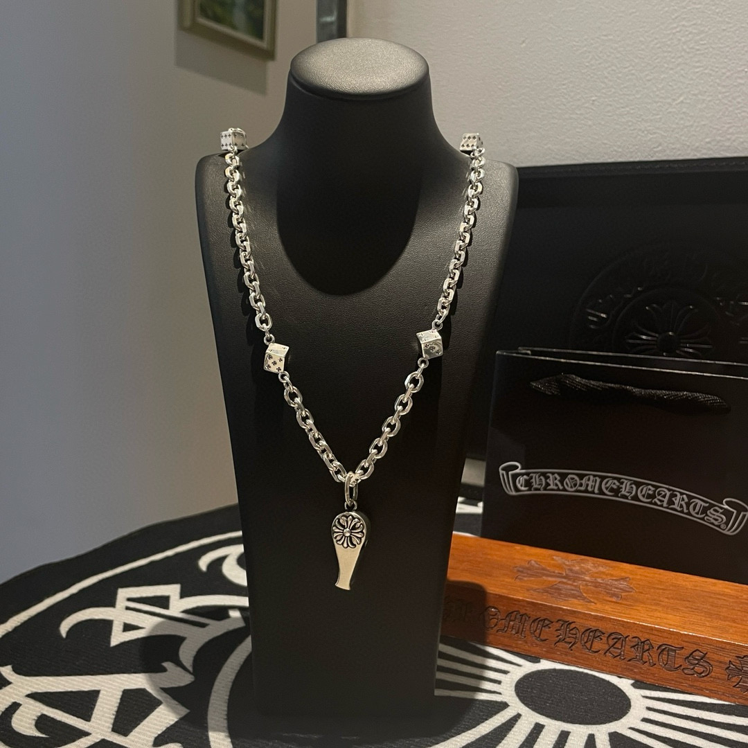 NO:380363,New [Counter Quality] Chrome Hearts Croxin Classic retro dice necklace Cross fancy pendant Different pattern design styles present unique Cross Scout flowers are Croxin's ambitions, so they last longer. Genuine version Chrome Hearts Croxin Difference to the market ordinary light version, match the quality of the version, look at the details of the letter printing, retro old gray oxygen level. Seiko version!  !  !  Pure handmade ~ Authentic model opening must-have fashion and fashion, both men and women can wear it, same style for couples, original official website, rock punk style silver style, retro elements, trendy and versatile!  , jewelry boutique, chrome hearts, chrome hearts, necklace19860909新款【专柜品质】Chrome Hearts克罗心 经典复古骰子项链 十字花哨子吊坠 凹凸造型不同的花纹设计风格 呈现出与众不同 十字架 童军花是克罗心的志 所以更经久不衰 正品打版Chrome Hearts克罗心 区别市场普通轻版 对版对标品质 看字印细节 复古做旧灰氧程度.精工版本！！！ 纯手工打造 ～正品开模潮流时尚必备 男女均可佩戴 情侣同款 官网原版 摇滚朋克泰银风格 复古元素 潮流百搭！,饰品精品,chrome hearts,chrome hearts,necklace,Jewelry
