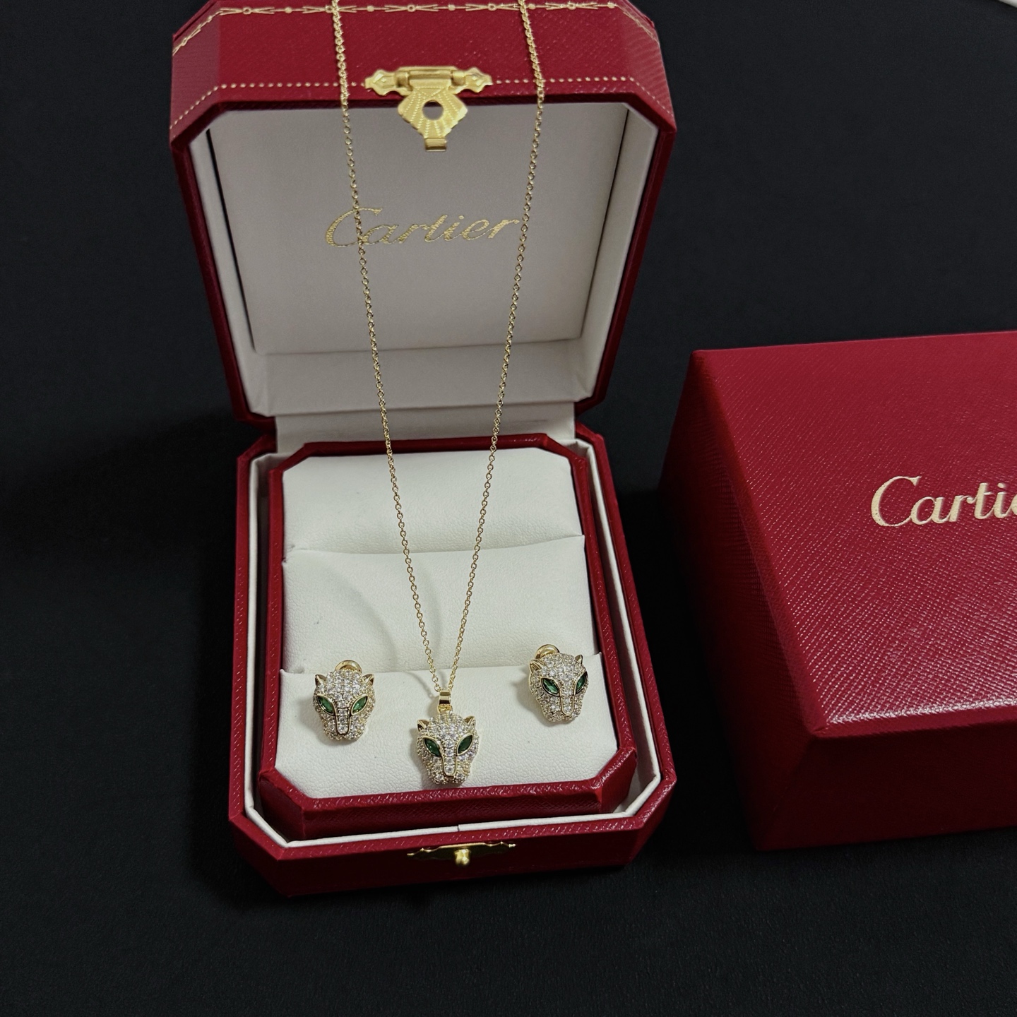 NO:380561,Cartier diamond-inlaid leopard head earrings 65 items 85 high-end customized version diamond inlaid craft V gold material classic and fashionable style reconstructs love aesthetics with sharp lines!  Breaking the convention, diamond-inlaid design creates a high-end ceiling - no need to build glitz, love should be pure as before. Cartier is loved by many celebrities and internet celebrities. The Leopard series bracelet is definitely an eternal classic, and there is no limit on men and women, and no limit on age!  Wear it you are the focus!  , jewelry boutique, cartier, bracelet19860909卡地亚镶钻豹头耳钉65 项85 高端定制版本 镶嵌钻工艺 V金材质 经典而时尚风格 用凌厉线条重构爱情美学！打破常规,镶嵌钻设计反而成就高级感天花板——无需浮华堆砌,爱本应纯粹如初 卡地亚受众多明星网红的爱戴 豹子系列手镯 绝对是永恒经典 而且男女不限 年龄不限 ！戴上它你就是焦点！,饰品精品,cartier,bracelet,Jewelry