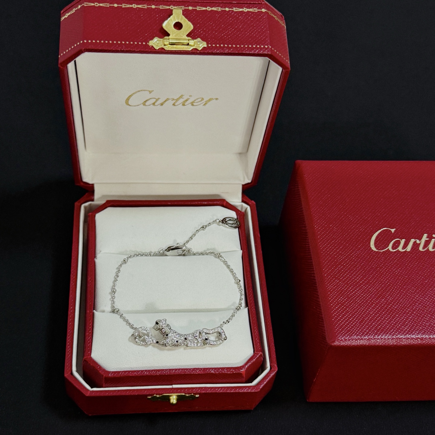 NO:380571,Cartier diamond-set cheetah bracelet high-end customized version diamond-set craft V-gold material classic and fashionable style reconstructs love aesthetics with sharp lines!  Breaking the convention, diamond-inlaid design creates a high-end ceiling - no need to build glitz, love should be pure as before. Cartier is loved by many celebrities and internet celebrities. The Leopard series bracelet is definitely an eternal classic, and there is no limit on men and women, and no limit on age!  Wear it you are the focus!  , jewelry boutique, cartier, bracelet, bracelet19860909卡地亚镶钻猎豹手链 高端定制版本 镶嵌钻工艺 V金材质 经典而时尚风格 用凌厉线条重构爱情美学！打破常规,镶嵌钻设计反而成就高级感天花板——无需浮华堆砌,爱本应纯粹如初 卡地亚受众多明星网红的爱戴 豹子系列手镯 绝对是永恒经典 而且男女不限 年龄不限 ！戴上它你就是焦点！,饰品精品,cartier,bracelet,bracelet,Jewelry