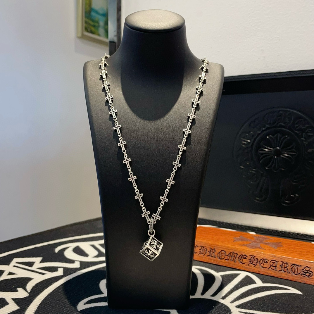 NO:380390,New [Counter Quality] Chrome Hearts Croxin Classic retro multi-element necklace Cross flower dice pendant Kuaishou/ins/Little Red Book popular, different concave and convex design styles present uniqueness Cross Scout flowers are Croxin's ambitions, so they last longer. Genuine version Chrome Hearts Croxin Difference to the market ordinary light version, match the quality of the version, look at the details of the letter printing, retro old gray oxygen level. Seiko version!  !  !  Pure handmade ~ Authentic model opening must-have fashion and fashion, both men and women can wear it, same style for couples, original official website, rock punk style silver style, retro elements, trendy and versatile!  , jewelry boutique, chrome hearts, chrome hearts, necklace19860909新款【专柜品质】Chrome Hearts克罗心 经典复古多元素项链 十字花骰子吊坠 快手/ins/小红书热门 凹凸造型不同的花纹设计风格 呈现出与众不同 十字架 童军花是克罗心的志 所以更经久不衰 正品打版Chrome Hearts克罗心 区别市场普通轻版 对版对标品质 看字印细节 复古做旧灰氧程度.精工版本！！！ 纯手工打造 ～正品开模潮流时尚必备 男女均可佩戴 情侣同款 官网原版 摇滚朋克泰银风格 复古元素 潮流百搭！,饰品精品,chrome hearts,chrome hearts,necklace,Jewelry