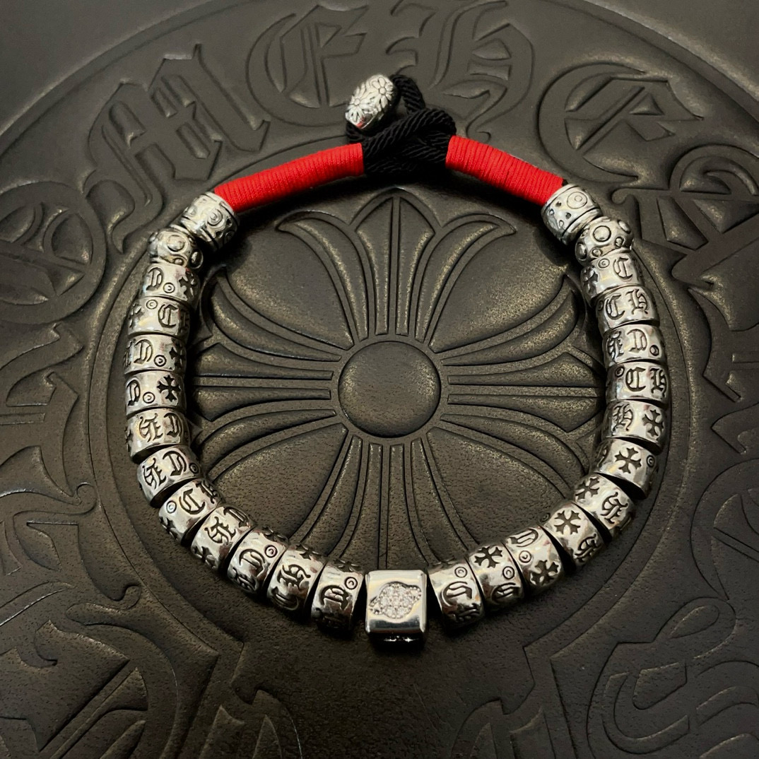 NO:380393,Batch New model [Counter Quality] Chrome Hearts Croxin classic retro bracelet with different concave and convex shapes, presenting unique styles. Cross Scout flowers are Croxin's ambitions, so they last longer. Genuine version of Chrome Hearts Croxin, differentiating the market ordinary light version, matching the quality, looking at the details of the letter printing, retro old gray oxygen level. Seiko version!  !  !  Pure handmade ~ Authentic model opening must-have fashion and fashion, both men and women can wear it, same style for couples, original official website, rock punk style silver style, retro elements, trendy and versatile!  , jewelry boutique, chrome hearts, chrome hearts, bracelet19860909批 新款【专柜品质】Chrome Hearts克罗心经典复古手链 凹凸造型不同的花纹设计风格 呈现出与众不同 十字架 童军花是克罗心的志 所以更经久不衰 正品打版Chrome Hearts克罗心 区别市场普通轻版 对版对标品质 看字印细节 复古做旧灰氧程度.精工版本！！！ 纯手工打造 ～正品开模潮流时尚必备 男女均可佩戴 情侣同款 官网原版 摇滚朋克泰银风格 复古元素 潮流百搭！,饰品精品,chrome hearts,chrome hearts,bracelet,Jewelry