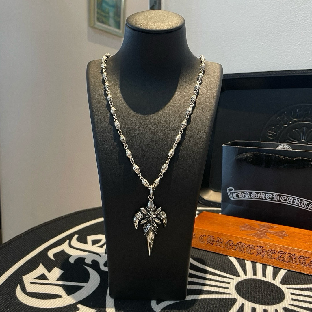 NO:380380,New [Counter Quality] Chrome Hearts Croxin Classic retro multi-element necklace, armor pendant, different pattern design styles with concave and convex shapes, presenting uniqueness, Cross Scout flowers are Croxin's ambition, so they last longer, genuine version of Chrome Hearts Croxin, differentiate the market ordinary light version, benchmark the quality of the version, look at the details of the letter printing, retro old gray oxygen level. Seiko version!  !  !  Pure handmade ~ Authentic model opening must-have fashion and fashion, both men and women can wear it, same style for couples, original official website, rock punk style silver style, retro elements, trendy and versatile!  , jewelry boutique, chrome hearts, chrome hearts, necklace19860909新款【专柜品质】Chrome Hearts克罗心 经典复古多元素项链 铁甲吊坠 凹凸造型不同的花纹设计风格 呈现出与众不同 十字架 童军花是克罗心的志 所以更经久不衰 正品打版Chrome Hearts克罗心 区别市场普通轻版 对版对标品质 看字印细节 复古做旧灰氧程度.精工版本！！！ 纯手工打造 ～正品开模潮流时尚必备 男女均可佩戴 情侣同款 官网原版 摇滚朋克泰银风格 复古元素 潮流百搭！,饰品精品,chrome hearts,chrome hearts,necklace,Jewelry