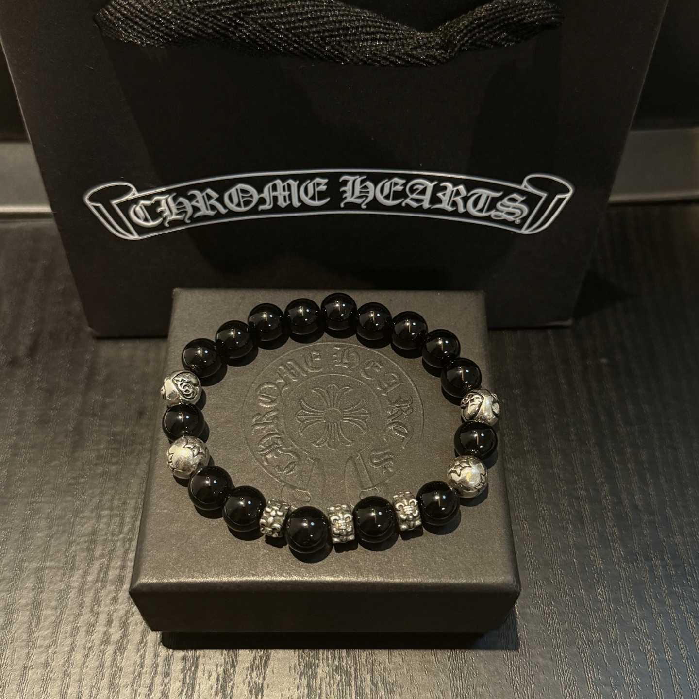 NO:380389,New [Counter Quality] Chrome Hearts Croxin classic retro multi-element black agate bracelet bracelet, different pattern design styles with different concave and convex shapes present a unique style. Cross Scout flowers are Croxin's ambition, so they last longer. Genuine version of Chrome Hearts Croxin, different from the market, match the quality, look at the details of the letter printing, the degree of retro old gray oxygen. Seiko version!  !  !  Pure handmade ~ Authentic model opening must-have fashion and fashion, both men and women can wear it, same style for couples, original official website, rock punk style silver style, retro elements, trendy and versatile!  , jewelry boutique, chrome hearts, chrome hearts, bracelet19860909新款【专柜品质】Chrome Hearts克罗心经典复古多元素黑玛瑙手链手串,凹凸造型不同的花纹设计风格 呈现出与众不同 十字架 童军花是克罗心的志 所以更经久不衰 正品打版Chrome Hearts克罗心 区别市场普通轻版 对版对标品质 看字印细节 复古做旧灰氧程度.精工版本！！！ 纯手工打造 ～正品开模潮流时尚必备 男女均可佩戴 情侣同款 官网原版 摇滚朋克泰银风格 复古元素 潮流百搭！,饰品精品,chrome hearts,chrome hearts,bracelet,Jewelry