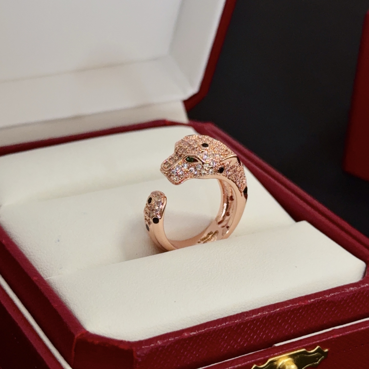 NO:381079,Cartier diamond-set leopard head ring, high-end customized version, diamond-set craftsmanship, V-gold material, classic and fashionable style, reconstructing love aesthetics with sharp lines!  Breaking the convention, diamond-inlaid design creates a high-end ceiling - no need to build glitz, love should be pure as before. Cartier is loved by many celebrities and internet celebrities. The Leopard series bracelet is definitely an eternal classic, and there is no limit on men and women, and no limit on age!  Wear it you are the focus!  , jewelry boutique, cartier,ring,bracelet19860909卡地亚镶钻豹头戒指 高端定制版本 镶嵌钻工艺 V金材质 经典而时尚风格 用凌厉线条重构爱情美学！打破常规,镶嵌钻设计反而成就高级感天花板——无需浮华堆砌,爱本应纯粹如初 卡地亚受众多明星网红的爱戴 豹子系列手镯 绝对是永恒经典 而且男女不限 年龄不限 ！戴上它你就是焦点！,饰品精品,cartier,ring,bracelet,Jewelry