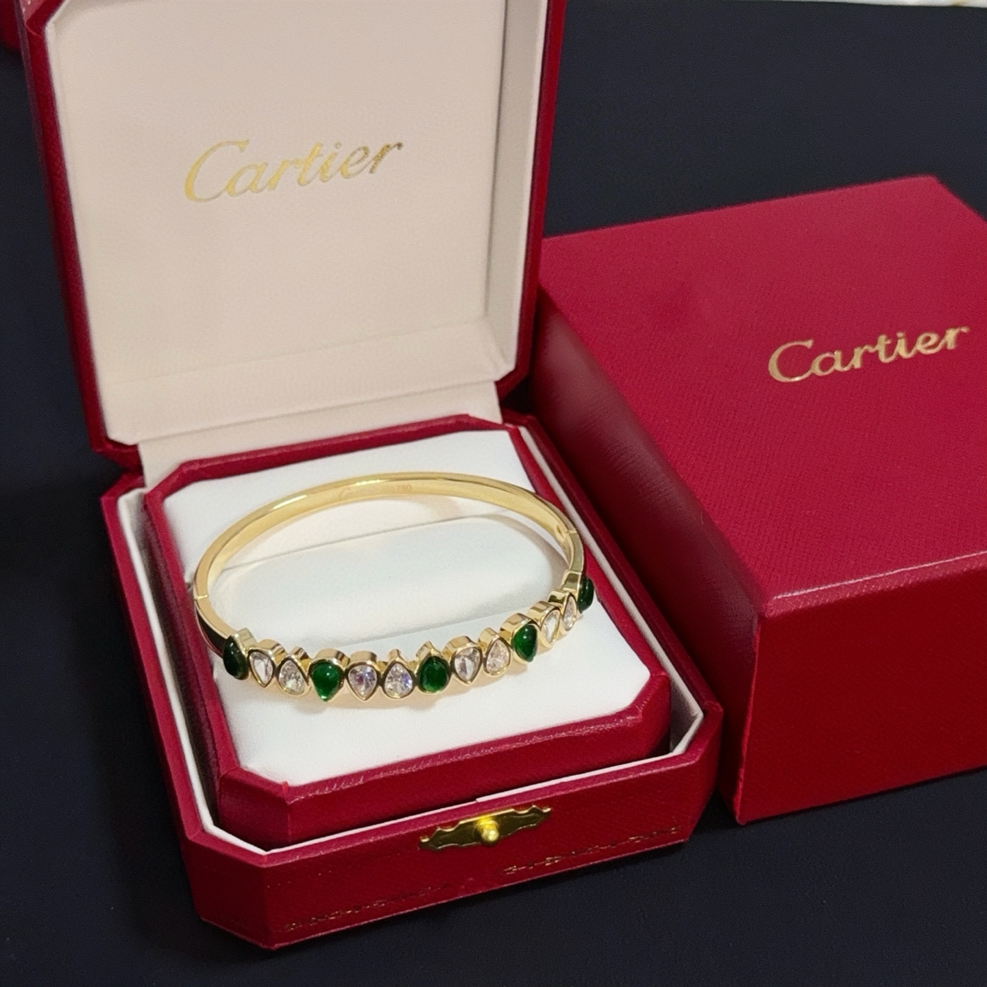 NO:381081,Cartier diamond-set bracelet, high-end customized version, diamond-set craftsmanship, V-gold material, classic and fashionable style, reconstructing love aesthetics with sharp lines!  Breaking the convention, diamond-inlaid design creates a high-end ceiling - no need to build glitz, love should be pure as before. Cartier is loved by many celebrities and internet celebrities. The Leopard series bracelet is definitely an eternal classic, and there is no limit on men and women, and no limit on age!  Wear it you are the focus!  , jewelry boutique, cartier, bracelet19860909卡地亚镶钻手镯 高端定制版本 镶嵌钻工艺 V金材质 经典而时尚风格 用凌厉线条重构爱情美学！打破常规,镶嵌钻设计反而成就高级感天花板——无需浮华堆砌,爱本应纯粹如初 卡地亚受众多明星网红的爱戴 豹子系列手镯 绝对是永恒经典 而且男女不限 年龄不限 ！戴上它你就是焦点！,饰品精品,cartier,bracelet,Jewelry