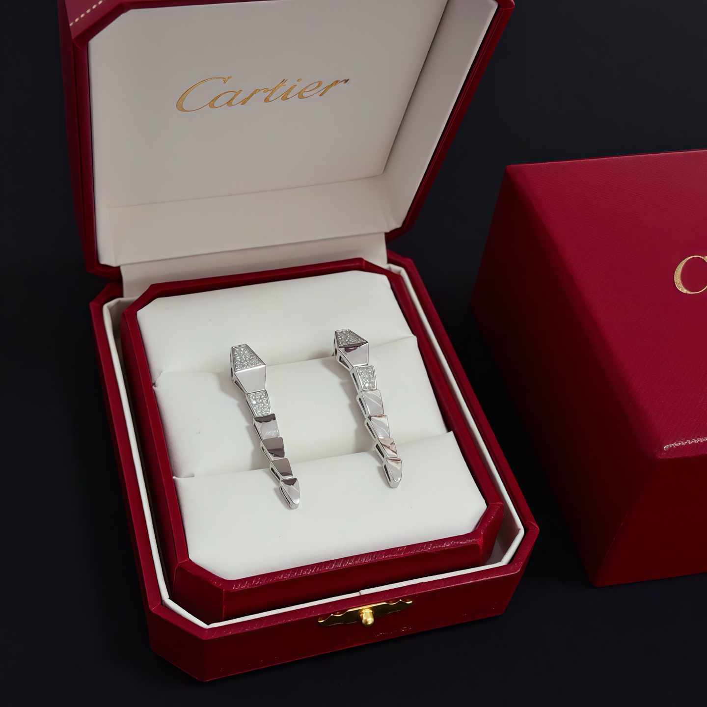 NO:381087,Cartier diamond-set earrings, high-end customized version, diamond-set craftsmanship, V-gold material, classic and fashionable style, reconstructing love aesthetics with sharp lines!  Breaking the convention, diamond-inlaid design creates a high-end ceiling - no need to build glitz, love should be pure as before. Cartier is loved by many celebrities and internet celebrities. The Leopard series bracelet is definitely an eternal classic, and there is no limit on men and women, and no limit on age!  Wear it you are the focus!  , jewelry boutique, cartier, bracelet19860909卡地亚镶钻耳钉 高端定制版本 镶嵌钻工艺 V金材质 经典而时尚风格 用凌厉线条重构爱情美学！打破常规,镶嵌钻设计反而成就高级感天花板——无需浮华堆砌,爱本应纯粹如初 卡地亚受众多明星网红的爱戴 豹子系列手镯 绝对是永恒经典 而且男女不限 年龄不限 ！戴上它你就是焦点！,饰品精品,cartier,bracelet,Jewelry