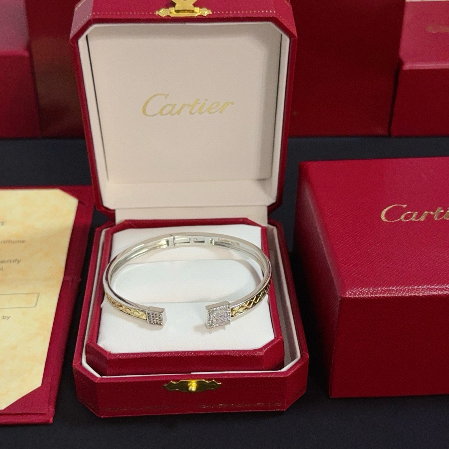 NO:381093,Cartier diamond-set bracelet, high-end customized version, diamond-set craftsmanship, V-gold material, classic and fashionable style, reconstructing love aesthetics with sharp lines!  Breaking the convention, diamond-inlaid design creates a high-end ceiling - no need to build glitz, love should be pure as before. Cartier is loved by many celebrities and internet celebrities. The Leopard series bracelet is definitely an eternal classic, and there is no limit on men and women, and no limit on age!  Wear it you are the focus!  , jewelry boutique, cartier, bracelet19860909卡地亚镶钻手镯 高端定制版本 镶嵌钻工艺 V金材质 经典而时尚风格 用凌厉线条重构爱情美学！打破常规,镶嵌钻设计反而成就高级感天花板——无需浮华堆砌,爱本应纯粹如初 卡地亚受众多明星网红的爱戴 豹子系列手镯 绝对是永恒经典 而且男女不限 年龄不限 ！戴上它你就是焦点！,饰品精品,cartier,bracelet,Jewelry