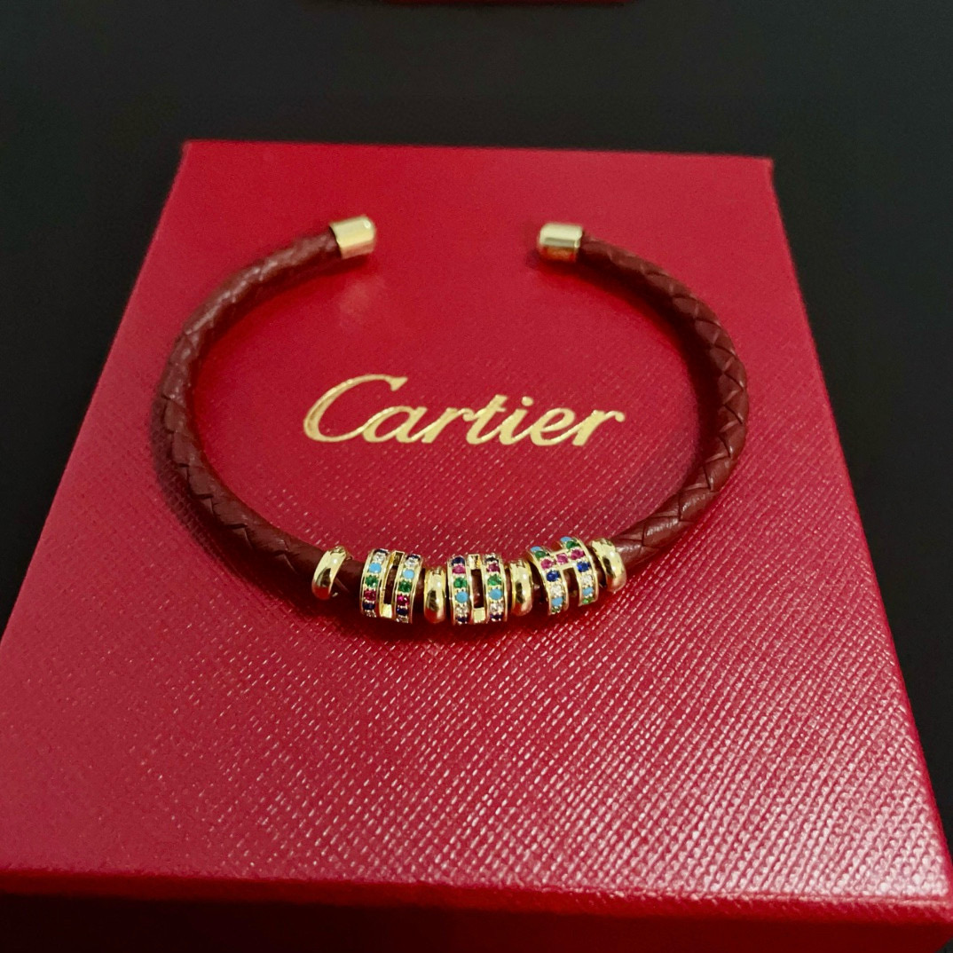 NO:381096,Cartier diamond-inlaid leather rope bracelet high-end customized version diamond-inlaid craft V-gold material classic and fashionable style reconstructs love aesthetics with sharp lines!  Breaking the convention, diamond-inlaid design creates a high-end ceiling - no need to build glitz, love should be pure as before. Cartier is loved by many celebrities and internet celebrities. The Leopard series bracelet is definitely an eternal classic, and there is no limit on men and women, and no limit on age!  Wear it you are the focus!  , jewelry boutique, cartier, bracelet19860909卡地亚镶钻皮绳手镯 高端定制版本 镶嵌钻工艺 V金材质 经典而时尚风格 用凌厉线条重构爱情美学！打破常规,镶嵌钻设计反而成就高级感天花板——无需浮华堆砌,爱本应纯粹如初 卡地亚受众多明星网红的爱戴 豹子系列手镯 绝对是永恒经典 而且男女不限 年龄不限 ！戴上它你就是焦点！,饰品精品,cartier,bracelet,Jewelry