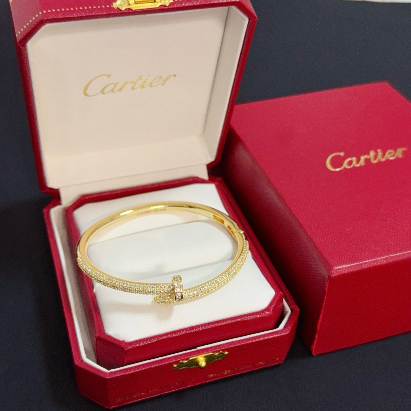 NO:381099,Cartier diamond-set nail bracelet, high-end customized version, diamond-set craftsmanship, V-gold material, classic and fashionable style, reconstructing love aesthetics with sharp lines!  Breaking the convention, diamond-inlaid design creates a high-end ceiling - no need to build glitz, love should be pure as before. Cartier is loved by many celebrities and internet celebrities. The Leopard series bracelet is definitely an eternal classic, and there is no limit on men and women, and no limit on age!  Wear it you are the focus!  , jewelry boutique, cartier, bracelet19860909卡地亚镶钻钉子手镯 高端定制版本 镶嵌钻工艺 V金材质 经典而时尚风格 用凌厉线条重构爱情美学！打破常规,镶嵌钻设计反而成就高级感天花板——无需浮华堆砌,爱本应纯粹如初 卡地亚受众多明星网红的爱戴 豹子系列手镯 绝对是永恒经典 而且男女不限 年龄不限 ！戴上它你就是焦点！,饰品精品,cartier,bracelet,Jewelry