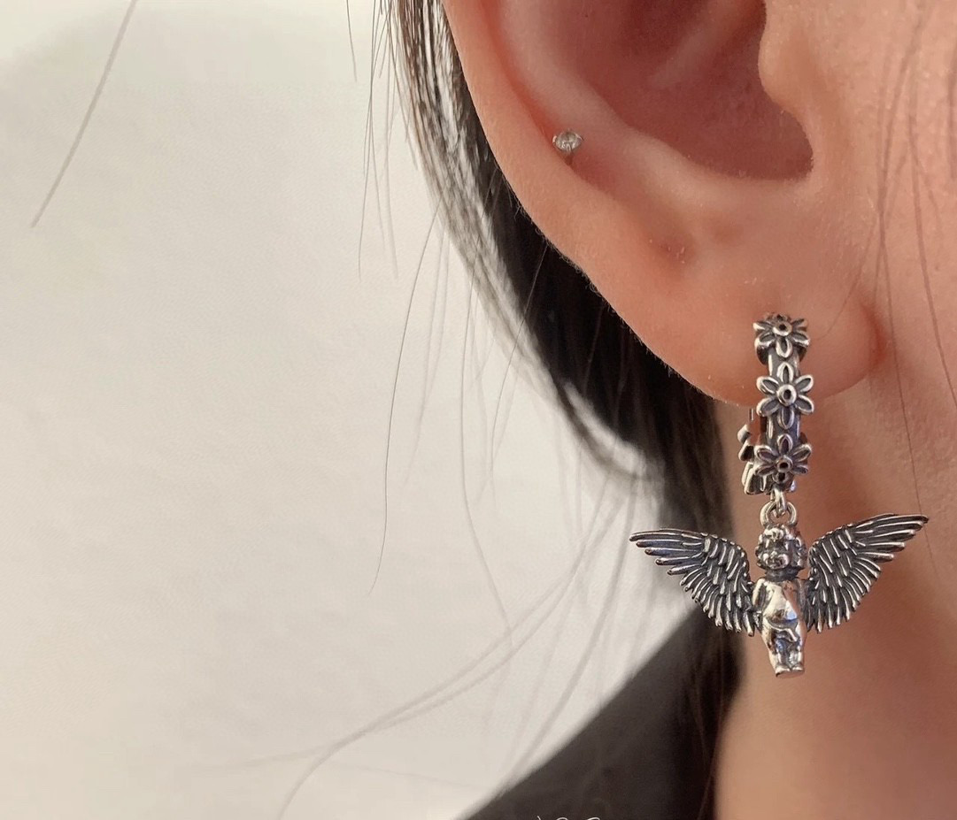 NO:382845,New model [Counter Quality] Chrome Hearts Croxin Classic retro kite beauty angel earrings, different pattern design styles with concave and convex shapes, presenting uniqueness, Cross Scout flowers are Croxin's ambition, so they last longer, genuine version Chrome Hearts Croxin, differentiate the market ordinary light version, match the quality, look at the details of the letter printing, retro old gray oxygen level. Seiko version!  !  !  Pure handmade ~ Authentic model opening must-have fashion and fashion, both men and women can wear it, same style for couples, original official website, rock punk style silver style, retro elements, trendy and versatile!  ,Entertainment boutique,chrome hearts,chrome hearts19860909新款【专柜品质】Chrome Hearts克罗心 经典复古鸢美花天使耳钉 凹凸造型不同的花纹设计风格 呈现出与众不同 十字架 童军花是克罗心的志 所以更经久不衰 正品打版Chrome Hearts克罗心 区别市场普通轻版 对版对标品质 看字印细节 复古做旧灰氧程度.精工版本！！！ 纯手工打造 ～正品开模潮流时尚必备 男女均可佩戴 情侣同款 官网原版 摇滚朋克泰银风格 复古元素 潮流百搭！,饰品精品,chrome hearts,chrome hearts,Jewelry