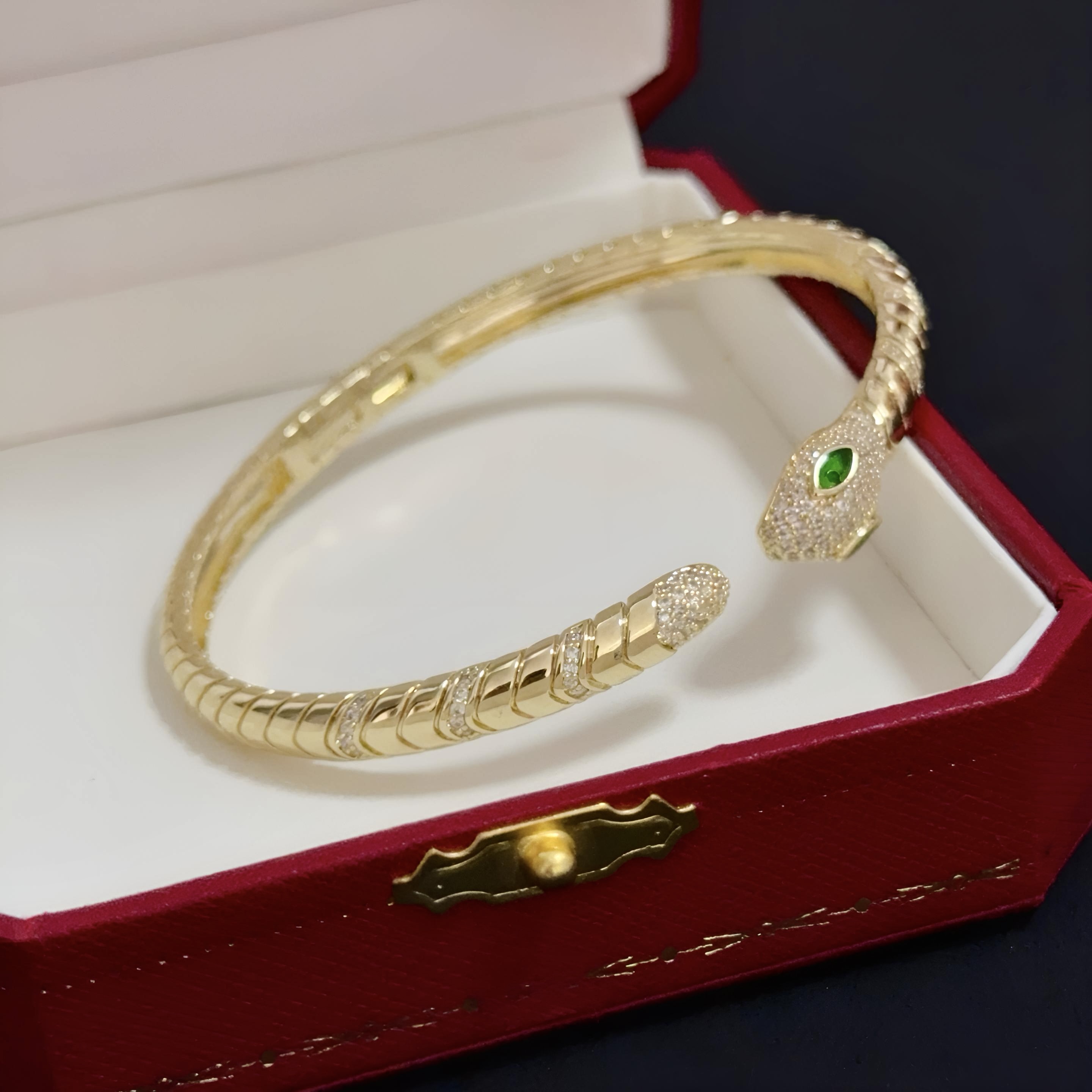 NO:381402,Cartier diamond-set bracelet, high-end customized version, diamond-set craftsmanship, V-gold material, classic and fashionable style, reconstructing love aesthetics with sharp lines!  Breaking the convention, diamond-inlaid design creates a high-end ceiling - no need to build glitz, love should be pure as before. Cartier is loved by many celebrities and internet celebrities. The Leopard series bracelet is definitely an eternal classic, and there is no limit on men and women, and no limit on age!  Wear it you are the focus!  , jewelry boutique, cartier, bracelet19860909卡地亚镶钻手镯 高端定制版本 镶嵌钻工艺 V金材质 经典而时尚风格 用凌厉线条重构爱情美学！打破常规,镶嵌钻设计反而成就高级感天花板——无需浮华堆砌,爱本应纯粹如初 卡地亚受众多明星网红的爱戴 豹子系列手镯 绝对是永恒经典 而且男女不限 年龄不限 ！戴上它你就是焦点！,饰品精品,cartier,bracelet,Jewelry