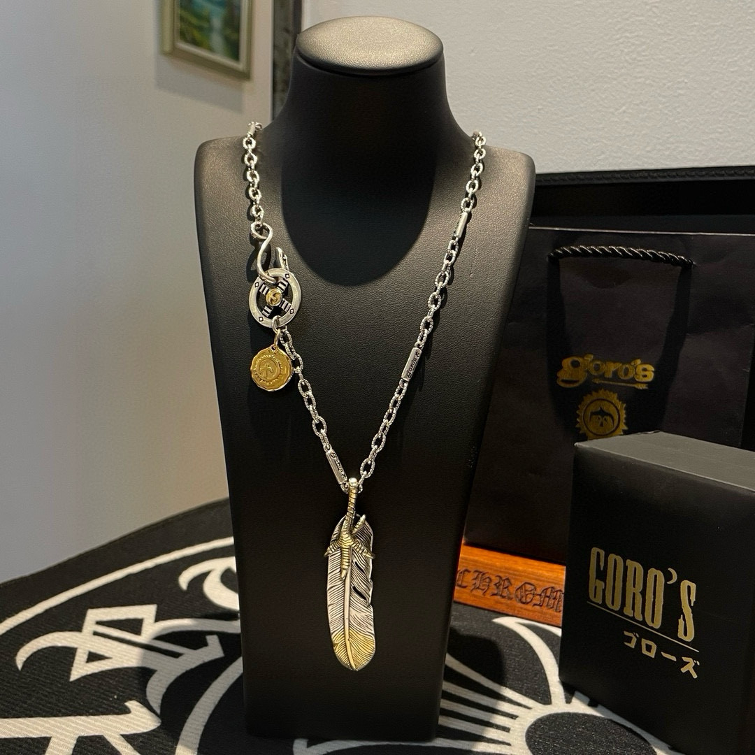 NO:381258,[New Products are on the Shelves] Goro Takahashi Retro Golden Cake Feather Pendant Takahashi Classic Necklace Top Version Definitely Exclusive Shot Mainly Attack on the High-end Market Absolutely Different from the Ordinary Version!  The details of the picture product are consistent with ZP!  Original production process, precision quality, purely handmade ~ authentic fashion and fashion essential for opening molds, both men and women can wear it, same couple style, rock punk silver style, retro trendy and versatile, same style on the official website, fine jewelry, necklace19860909【新品上架】Goro’s高桥吾郎 复古金饼羽毛吊坠 高桥经典项链 顶级版本 认准独家拍摄 主攻高端市场 绝对区别普通版本！图片产品细节与ZP一致！原版制作工艺 精工品质 纯手工打造 ～正品开模潮流时尚必备 男女均可佩戴 情侣款同款 摇滚朋克泰银风格 复古潮流百搭 官网同款,饰品精品,necklace,Jewelry