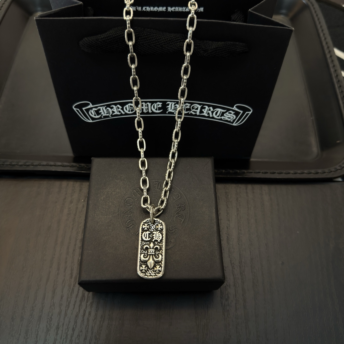 NO:381259,New [Counter Quality] Chrome Hearts retro letter necklace square brand scout flower pendant different pattern design styles present unique cross Scout flower is Crowe's ambition, so it lasts for a long time. Genuine version of Chrome Hearts Crowe, different from the market ordinary light version, match the quality of the version, look at the details of the letter printing, the degree of retro old gray oxygen. Seiko version!  !  !  Pure handmade ~ Authentic model opening must-have fashion and fashion, both men and women can wear it, same style for couples, original official website, rock punk style silver style, retro elements, trendy and versatile!  , jewelry boutique, chrome hearts, chrome hearts, necklace19860909新款【专柜品质】Chrome Hearts克罗心复古字母项链 方牌童军花吊坠 凹凸造型不同的花纹设计风格 呈现出与众不同 十字架 童军花是克罗心的志 所以更经久不衰 正品打版Chrome Hearts克罗心 区别市场普通轻版 对版对标品质 看字印细节 复古做旧灰氧程度.精工版本！！！ 纯手工打造 ～正品开模潮流时尚必备 男女均可佩戴 情侣同款 官网原版 摇滚朋克泰银风格 复古元素 潮流百搭！,饰品精品,chrome hearts,chrome hearts,necklace,Jewelry