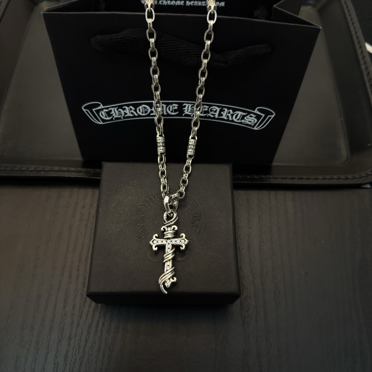 NO:381262,New [Counter Quality] Chrome Hearts Retro Cross Necklace Full Diamond Cross Pendant Different Concave and Convex and Convex Design Styles Presenting Different Cross Scout Flowers are Croxin's ambitions, so they last longer. Genuine Chrome Hearts Croxin's version is different from the market. The normal light version of the market is the quality of the version. Look at the details of the letter printing. The degree of retro old gray oxygen. Seiko version!  !  !  Pure handmade ~ Authentic model opening must-have fashion and fashion, both men and women can wear it, same style for couples, original official website, rock punk style silver style, retro elements, trendy and versatile!  , jewelry boutique, chrome hearts, chrome hearts, necklace19860909新款【专柜品质】Chrome Hearts克罗心复古十字架项链 满钻十字架吊坠 凹凸造型不同的花纹设计风格 呈现出与众不同 十字架 童军花是克罗心的志 所以更经久不衰 正品打版Chrome Hearts克罗心 区别市场普通轻版 对版对标品质 看字印细节 复古做旧灰氧程度.精工版本！！！ 纯手工打造 ～正品开模潮流时尚必备 男女均可佩戴 情侣同款 官网原版 摇滚朋克泰银风格 复古元素 潮流百搭！,饰品精品,chrome hearts,chrome hearts,necklace,Jewelry