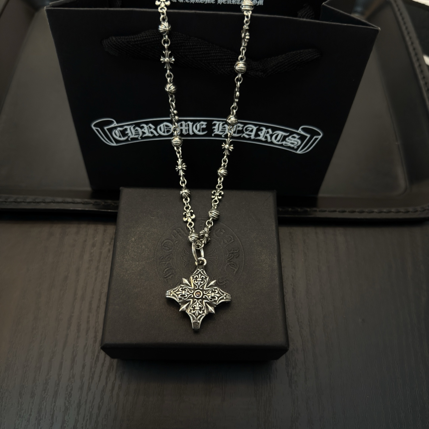NO:381236,New [Counter Quality] Chrome Hearts retro cross ball necklace Cross flower pendant Different concave and convex shapes present unique styles Cross Scout flowers are Croxin's ambitions, so they last longer. Genuine version Chrome Hearts Croxin is different from the market ordinary light version, match the quality of the version, look at the details of the letter printing, the degree of retro old gray oxygen. Seiko version!  !  !  Pure handmade ~ Authentic model opening must-have fashion and fashion, both men and women can wear it, same style for couples, original official website, rock punk style silver style, retro elements, trendy and versatile!  , jewelry boutique, chrome hearts, chrome hearts, necklace19860909新款【专柜品质】Chrome Hearts克罗心复古十字花球项链 十字花吊坠 凹凸造型不同的花纹设计风格 呈现出与众不同 十字架 童军花是克罗心的志 所以更经久不衰 正品打版Chrome Hearts克罗心 区别市场普通轻版 对版对标品质 看字印细节 复古做旧灰氧程度.精工版本！！！ 纯手工打造 ～正品开模潮流时尚必备 男女均可佩戴 情侣同款 官网原版 摇滚朋克泰银风格 复古元素 潮流百搭！,饰品精品,chrome hearts,chrome hearts,necklace,Jewelry