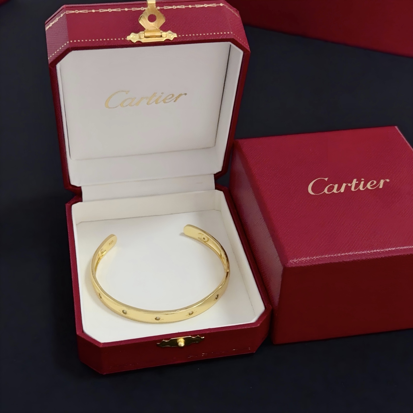 NO:381415,Cartier diamond-set bracelet, high-end customized version, diamond-set craftsmanship, V-gold material, classic and fashionable style, reconstructing love aesthetics with sharp lines!  Breaking the convention, diamond-inlaid design creates a high-end ceiling - no need to build glitz, love should be pure as before. Cartier is loved by many celebrities and internet celebrities. The Leopard series bracelet is definitely an eternal classic, and there is no limit on men and women, and no limit on age!  Wear it you are the focus!  , jewelry boutique, cartier, bracelet19860909卡地亚镶钻手镯 高端定制版本 镶嵌钻工艺 V金材质 经典而时尚风格 用凌厉线条重构爱情美学！打破常规,镶嵌钻设计反而成就高级感天花板——无需浮华堆砌,爱本应纯粹如初 卡地亚受众多明星网红的爱戴 豹子系列手镯 绝对是永恒经典 而且男女不限 年龄不限 ！戴上它你就是焦点！,饰品精品,cartier,bracelet,Jewelry