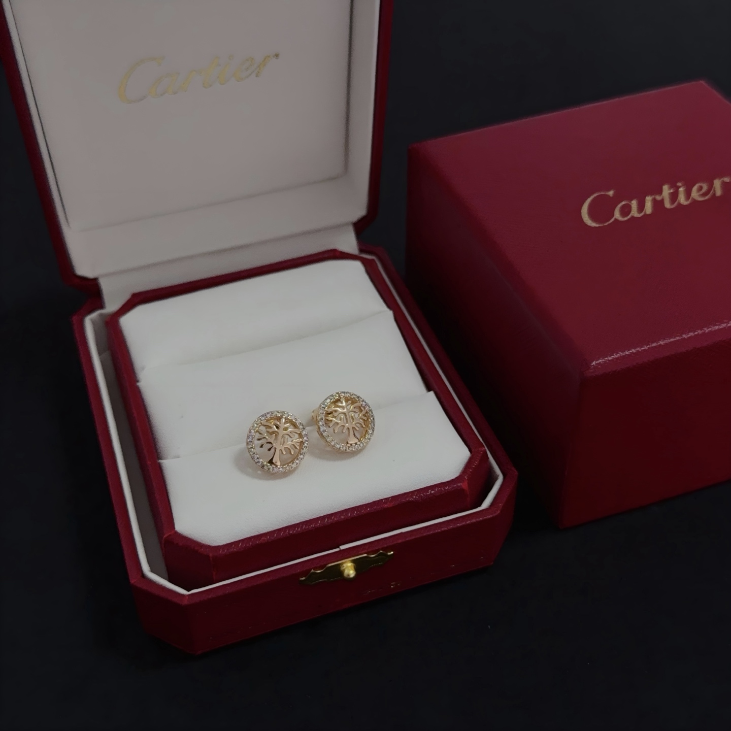 NO:381427,Cartier diamond-set earrings, high-end customized version, diamond-set craftsmanship, V-gold material, classic and fashionable style, reconstructing love aesthetics with sharp lines!  Breaking the convention, diamond-inlaid design creates a high-end ceiling - no need to build glitz, love should be pure as before. Cartier is loved by many celebrities and internet celebrities. The Leopard series bracelet is definitely an eternal classic, and there is no limit on men and women, and no limit on age!  Wear it you are the focus!  , jewelry boutique, cartier, bracelet19860909卡地亚镶钻耳钉 高端定制版本 镶嵌钻工艺 V金材质 经典而时尚风格 用凌厉线条重构爱情美学！打破常规,镶嵌钻设计反而成就高级感天花板——无需浮华堆砌,爱本应纯粹如初 卡地亚受众多明星网红的爱戴 豹子系列手镯 绝对是永恒经典 而且男女不限 年龄不限 ！戴上它你就是焦点！,饰品精品,cartier,bracelet,Jewelry