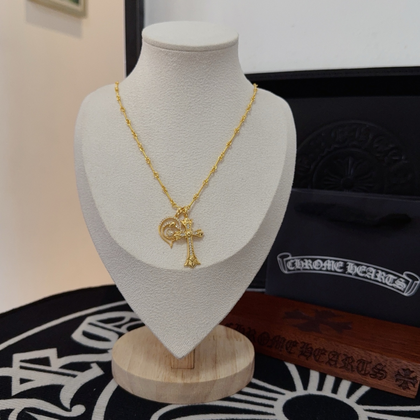 NO:381274,New [Counter Quality] Chrome Hearts Croxin pin cross necklace, different pattern design styles with concave and convex shapes, presenting uniqueness. Cross Scout flowers are Croxin's ambitions, so they last longer. Genuine version of Chrome Hearts Croxin, differentiated from the market, benchmarked on the quality of the version, looking at the details of the letter printing, retro, old gray oxygen level. Seiko version!  !  !  Pure handmade ~ Authentic model opening must-have fashion and fashion, both men and women can wear it, same style for couples, original official website, rock punk style silver style, retro elements, trendy and versatile!  , jewelry boutique, chrome hearts, chrome hearts, necklace19860909新款【专柜品质】Chrome Hearts克罗心别针十字架项链 凹凸造型不同的花纹设计风格 呈现出与众不同 十字架 童军花是克罗心的志 所以更经久不衰 正品打版Chrome Hearts克罗心 区别市场普通轻版 对版对标品质 看字印细节 复古做旧灰氧程度.精工版本！！！ 纯手工打造 ～正品开模潮流时尚必备 男女均可佩戴 情侣同款 官网原版 摇滚朋克泰银风格 复古元素 潮流百搭！,饰品精品,chrome hearts,chrome hearts,necklace,Jewelry