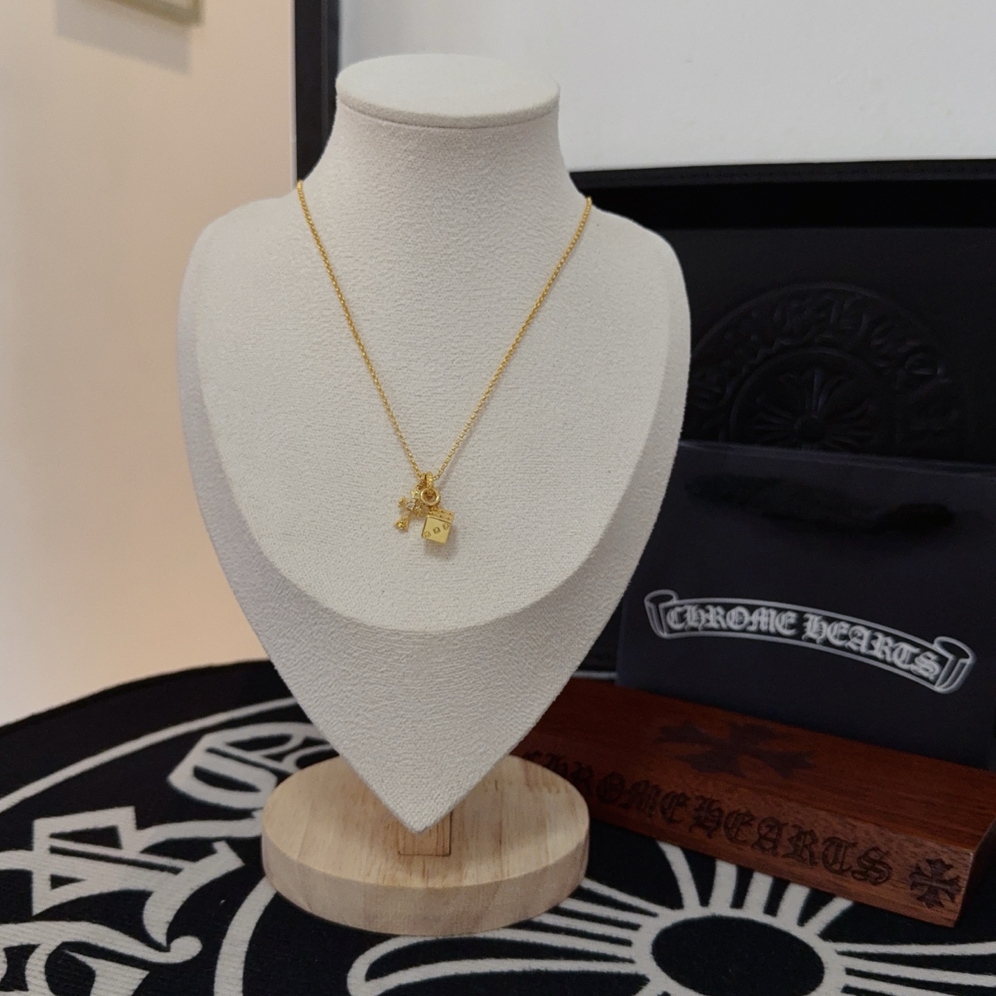 NO:381276,New [Counter Quality] Chrome Hearts Croxin Dice Cross Necklace, different pattern design styles with concave and convex shapes, presenting uniqueness. Cross Scout flowers are Croxin's ambitions, so they last longer. Genuine version of Chrome Hearts Croxin, differentiating the market, benchmarking the quality of the version, looking at the details of the letter printing, retro, old gray oxygen level. Seiko version!  !  !  Pure handmade ~ Authentic model opening must-have fashion and fashion, both men and women can wear it, same style for couples, original official website, rock punk style silver style, retro elements, trendy and versatile!  , jewelry boutique, chrome hearts, chrome hearts, necklace19860909新款【专柜品质】Chrome Hearts克罗心骰子十字架项链 凹凸造型不同的花纹设计风格 呈现出与众不同 十字架 童军花是克罗心的志 所以更经久不衰 正品打版Chrome Hearts克罗心 区别市场普通轻版 对版对标品质 看字印细节 复古做旧灰氧程度.精工版本！！！ 纯手工打造 ～正品开模潮流时尚必备 男女均可佩戴 情侣同款 官网原版 摇滚朋克泰银风格 复古元素 潮流百搭！,饰品精品,chrome hearts,chrome hearts,necklace,Jewelry