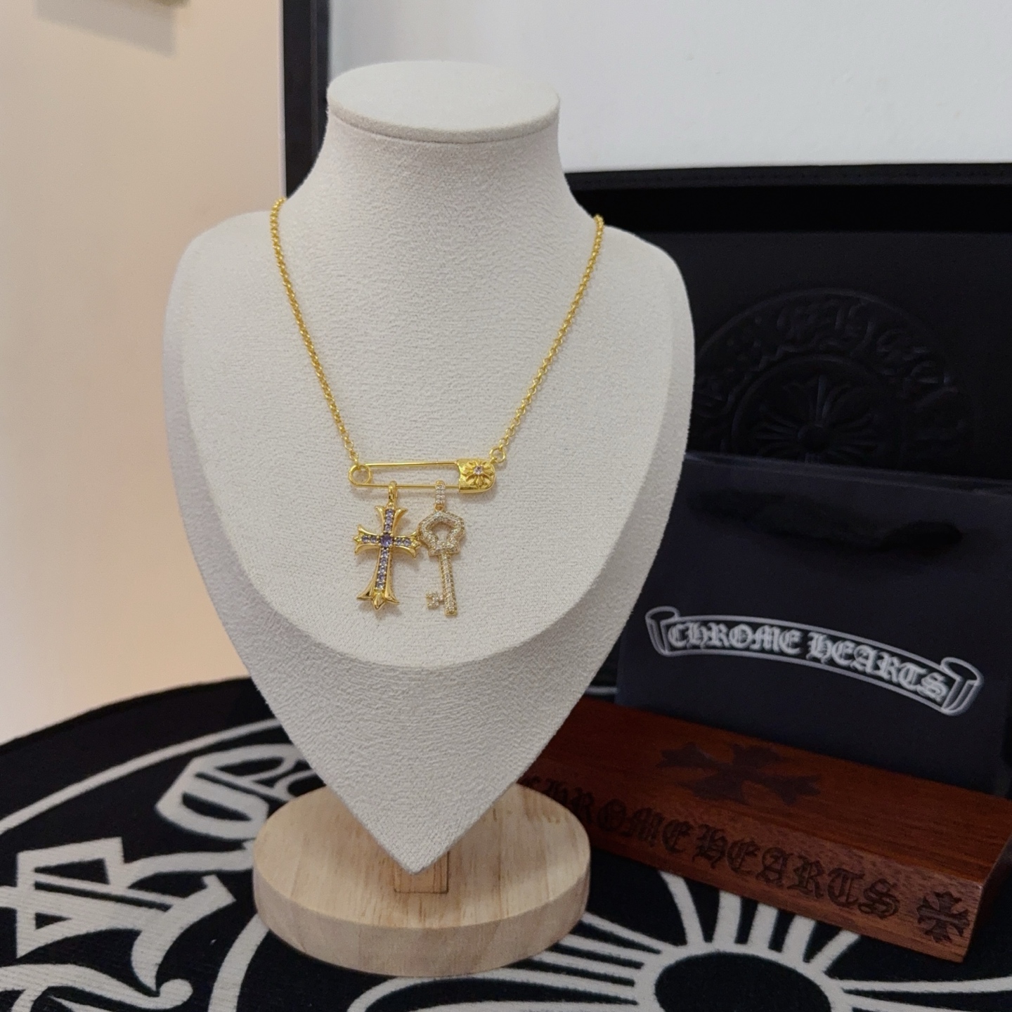 NO:381278,New [Counter Quality] Chrome Hearts Croxin pin cross necklace, different pattern design styles with concave and convex shapes, presenting uniqueness. Cross Scout flowers are Croxin's ambitions, so they last longer. Genuine version of Chrome Hearts Croxin, differentiated from the market, benchmarked on the quality of the version, looking at the details of the letter printing, retro, old gray oxygen level. Seiko version!  !  !  Pure handmade ~ Authentic model opening must-have fashion and fashion, both men and women can wear it, same style for couples, original official website, rock punk style silver style, retro elements, trendy and versatile!  , jewelry boutique, chrome hearts, chrome hearts, necklace19860909新款【专柜品质】Chrome Hearts克罗心别针十字架项链 凹凸造型不同的花纹设计风格 呈现出与众不同 十字架 童军花是克罗心的志 所以更经久不衰 正品打版Chrome Hearts克罗心 区别市场普通轻版 对版对标品质 看字印细节 复古做旧灰氧程度.精工版本！！！ 纯手工打造 ～正品开模潮流时尚必备 男女均可佩戴 情侣同款 官网原版 摇滚朋克泰银风格 复古元素 潮流百搭！,饰品精品,chrome hearts,chrome hearts,necklace,Jewelry