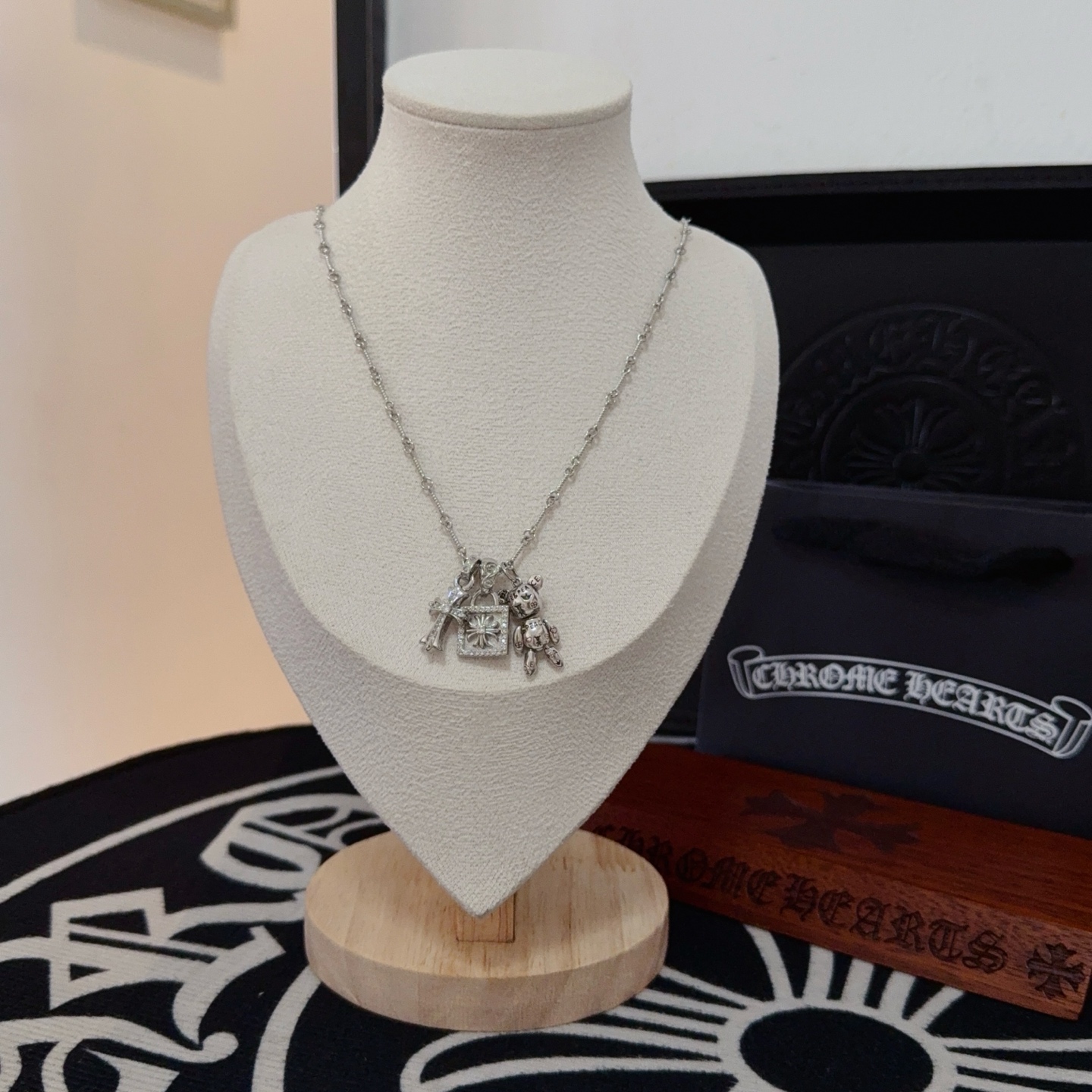 NO:381282,New [Counter Quality] Chrome Hearts Cross Necklace with different concave and convex shapes, presenting unique styles. Cross Scout flowers are Croxin's ambitions, so they last longer. Genuine version of Chrome Hearts Croxin, differentiated from the market, benchmarked on the quality of the version, looking at the details of the letter printing, retro, old gray oxygen level. Seiko version!  !  !  Pure handmade ~ Authentic model opening must-have fashion and fashion, both men and women can wear it, same style for couples, original official website, rock punk style silver style, retro elements, trendy and versatile!  , jewelry boutique, chrome hearts, chrome hearts, necklace19860909新款【专柜品质】Chrome Hearts克罗心十字架项链 凹凸造型不同的花纹设计风格 呈现出与众不同 十字架 童军花是克罗心的志 所以更经久不衰 正品打版Chrome Hearts克罗心 区别市场普通轻版 对版对标品质 看字印细节 复古做旧灰氧程度.精工版本！！！ 纯手工打造 ～正品开模潮流时尚必备 男女均可佩戴 情侣同款 官网原版 摇滚朋克泰银风格 复古元素 潮流百搭！,饰品精品,chrome hearts,chrome hearts,necklace,Jewelry