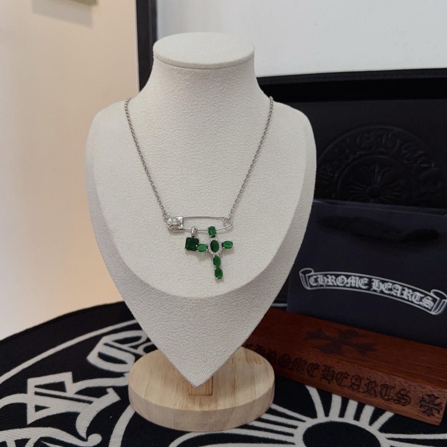NO:381265,New [Counter Quality] Chrome Hearts Croxin pin green diamond cross necklace, different pattern design styles with concave and convex shapes, presenting unique cross. The Scout flower is Croxin's ambition, so it lasts for a long time. Genuine version of Chrome Hearts Croxin, differentiates the market ordinary light version, benchmarks the quality of the version, looks at the details of the letter printing, retro, old gray oxygen level. Seiko version!  !  !  Pure handmade ~ Authentic model opening must-have fashion and fashion, both men and women can wear it, same style for couples, original official website, rock punk style silver style, retro elements, trendy and versatile!  , jewelry boutique, chrome hearts, chrome hearts, necklace19860909新款【专柜品质】Chrome Hearts克罗心别针绿钻十字架项链 凹凸造型不同的花纹设计风格 呈现出与众不同 十字架 童军花是克罗心的志 所以更经久不衰 正品打版Chrome Hearts克罗心 区别市场普通轻版 对版对标品质 看字印细节 复古做旧灰氧程度.精工版本！！！ 纯手工打造 ～正品开模潮流时尚必备 男女均可佩戴 情侣同款 官网原版 摇滚朋克泰银风格 复古元素 潮流百搭！,饰品精品,chrome hearts,chrome hearts,necklace,Jewelry
