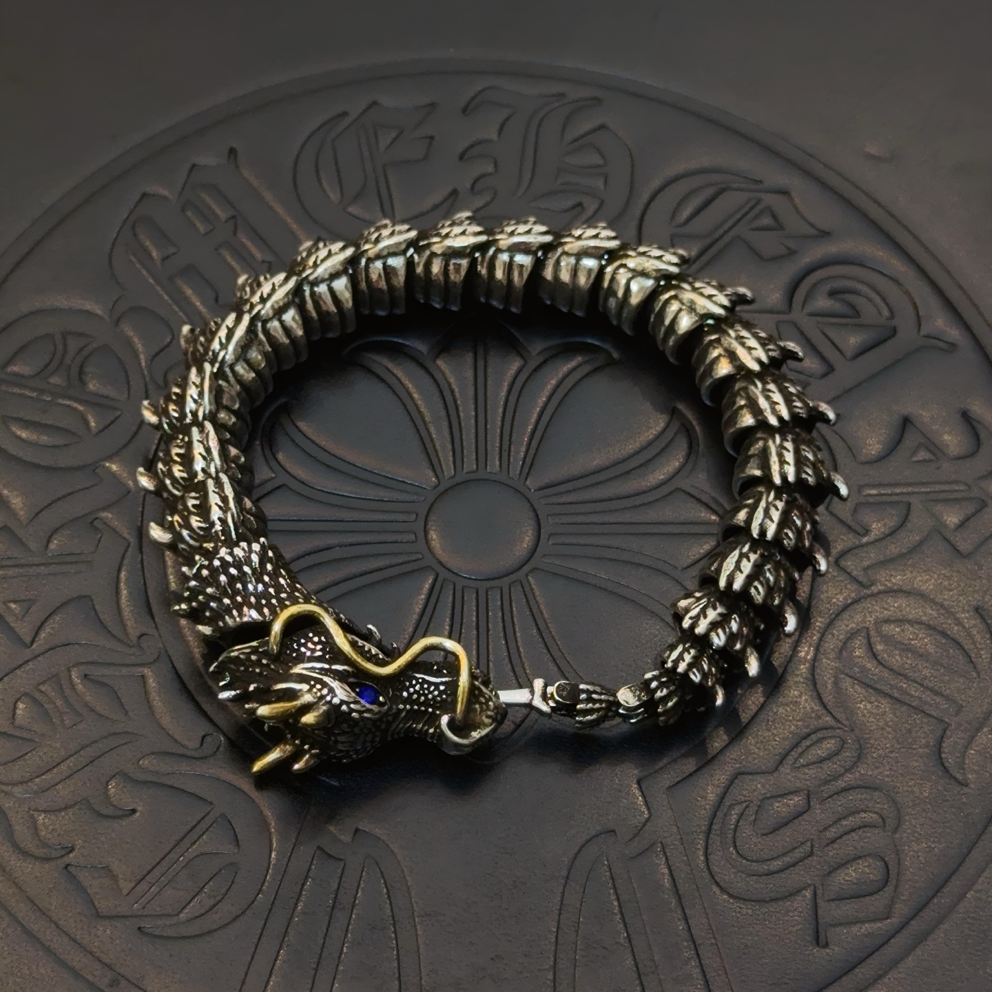 NO:381271,New [Counter Quality] Chrome Hearts Croxin Bracelet with different concave and convex shapes, presenting unique styles. Cross Scout flowers are Croxin's ambitions, so they last longer. Genuine version of Chrome Hearts Croxin, differentiating the market, benchmarking the quality of the version, looking at the details of the letter printing, retro, old gray oxygen level. Seiko version!  !  !  Pure handmade ~ Authentic model opening must-have fashion and fashion, both men and women can wear it, same style for couples, original official website, rock punk style silver style, retro elements, trendy and versatile!  , jewelry boutique, chrome hearts, chrome hearts, bracelet19860909新款【专柜品质】Chrome Hearts克罗心手链 凹凸造型不同的花纹设计风格 呈现出与众不同 十字架 童军花是克罗心的志 所以更经久不衰 正品打版Chrome Hearts克罗心 区别市场普通轻版 对版对标品质 看字印细节 复古做旧灰氧程度.精工版本！！！ 纯手工打造 ～正品开模潮流时尚必备 男女均可佩戴 情侣同款 官网原版 摇滚朋克泰银风格 复古元素 潮流百搭！,饰品精品,chrome hearts,chrome hearts,bracelet,Jewelry