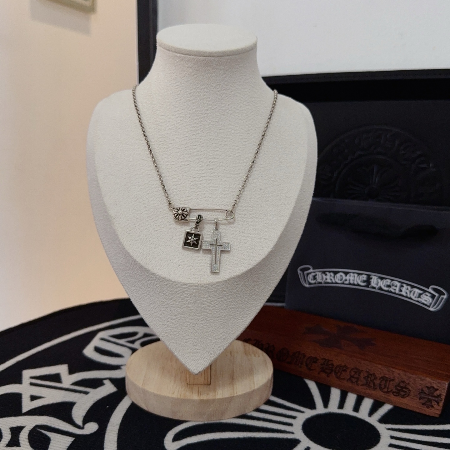 NO:381269,New [Counter Quality] Chrome Hearts Croxin pin cross necklace, different pattern design styles with concave and convex shapes, presenting uniqueness. Cross Scout flowers are Croxin's ambitions, so they last longer. Genuine version of Chrome Hearts Croxin, differentiated from the market, benchmarked on the quality of the version, looking at the details of the letter printing, retro, old gray oxygen level. Seiko version!  !  !  Pure handmade ~ Authentic model opening must-have fashion and fashion, both men and women can wear it, same style for couples, original official website, rock punk style silver style, retro elements, trendy and versatile!  , jewelry boutique, chrome hearts, chrome hearts, necklace19860909新款【专柜品质】Chrome Hearts克罗心别针十字架项链 凹凸造型不同的花纹设计风格 呈现出与众不同 十字架 童军花是克罗心的志 所以更经久不衰 正品打版Chrome Hearts克罗心 区别市场普通轻版 对版对标品质 看字印细节 复古做旧灰氧程度.精工版本！！！ 纯手工打造 ～正品开模潮流时尚必备 男女均可佩戴 情侣同款 官网原版 摇滚朋克泰银风格 复古元素 潮流百搭！,饰品精品,chrome hearts,chrome hearts,necklace,Jewelry