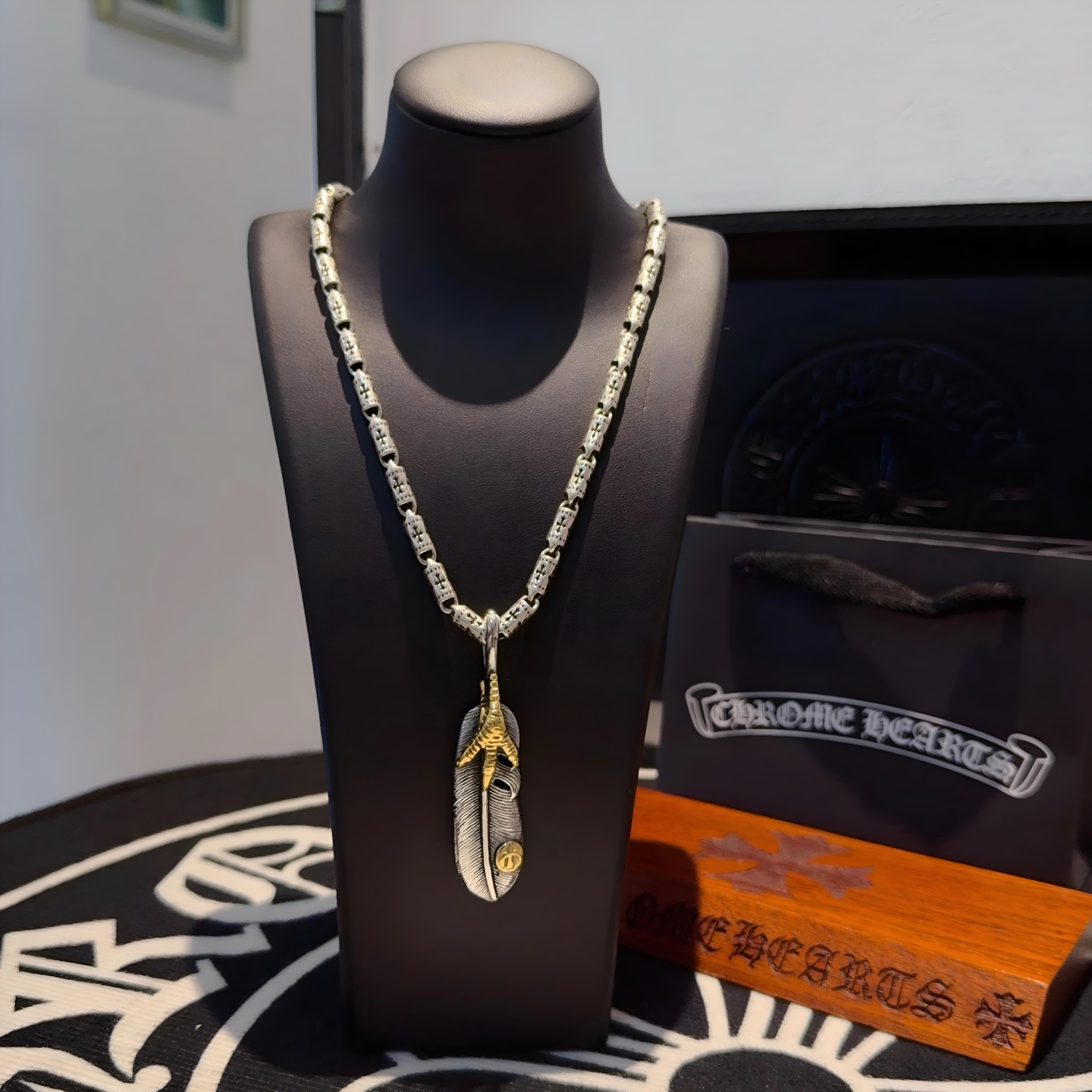 NO:381273,New [Counter Quality] Chrome Hearts Retro Cross Necklace with different concave and convex shapes, presenting unique styles. Cross Scout flowers are Croxin's ambitions, so they last longer. Genuine version of Chrome Hearts Croxin, differentiated from the market, benchmarked on the quality of the version, looking at the details of the letter printing, retro, old gray oxygen level. Seiko version!  !  !  Pure handmade ~ Authentic model opening must-have fashion and fashion, both men and women can wear it, same style for couples, original official website, rock punk style silver style, retro elements, trendy and versatile!  , jewelry boutique, chrome hearts, chrome hearts, necklace19860909新款【专柜品质】Chrome Hearts克罗心复古十字架项链 凹凸造型不同的花纹设计风格 呈现出与众不同 十字架 童军花是克罗心的志 所以更经久不衰 正品打版Chrome Hearts克罗心 区别市场普通轻版 对版对标品质 看字印细节 复古做旧灰氧程度.精工版本！！！ 纯手工打造 ～正品开模潮流时尚必备 男女均可佩戴 情侣同款 官网原版 摇滚朋克泰银风格 复古元素 潮流百搭！,饰品精品,chrome hearts,chrome hearts,necklace,Jewelry