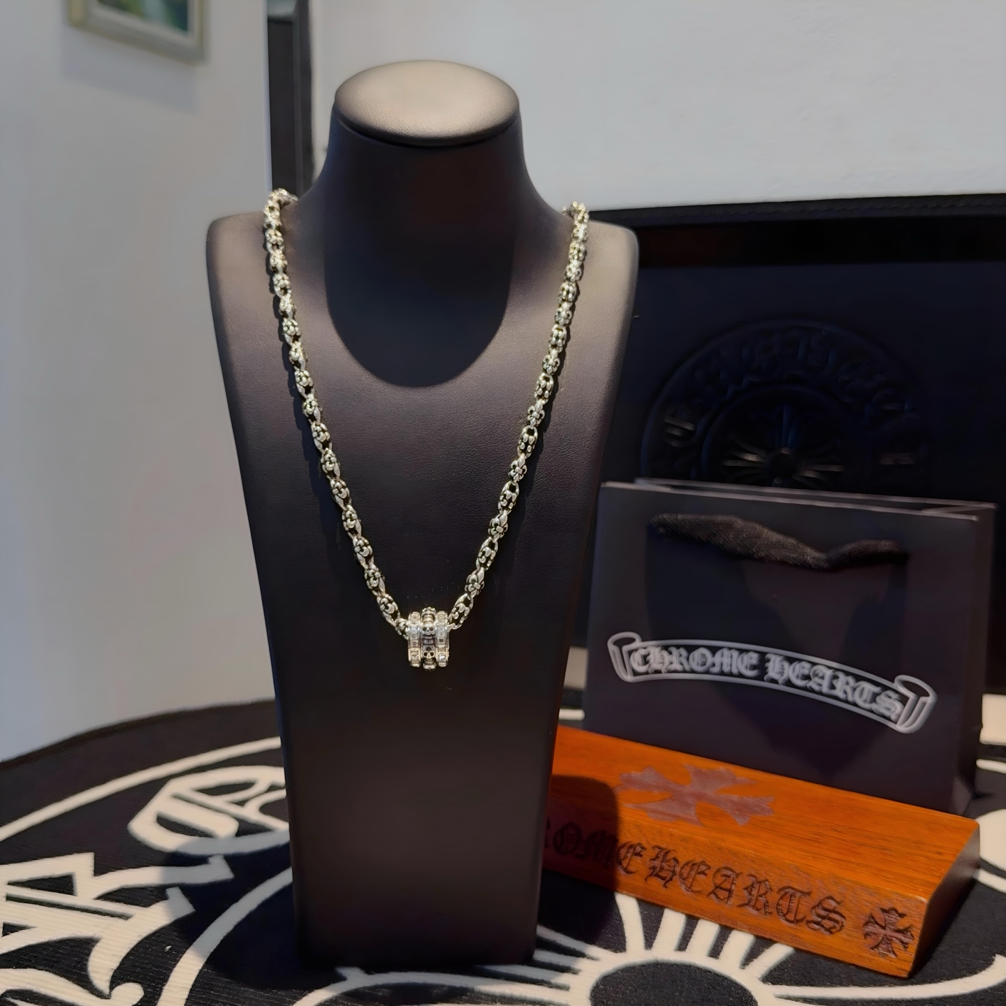 NO:381275,New [Counter Quality] Chrome Hearts retro Scout dish necklace, skull ring pendant, different pattern design styles with concave and concave shapes, presenting uniqueness. Cross Scout flowers are Crowxin's ambitions, so they last longer. Genuine version of Chrome Hearts Crowxin, different from the market, the normal light version, the quality of the version, the details of the print, the degree of retro old gray oxygen. Seiko version!  !  !  Pure handmade ~ Authentic model opening must-have fashion and fashion, both men and women can wear it, same style for couples, original official website, rock punk style silver style, retro elements, trendy and versatile!  , jewelry boutique, chrome hearts, chrome hearts, necklace, ring19860909新款【专柜品质】Chrome Hearts克罗心复古童军菜项链 骷髅头戒指吊坠,凹凸造型不同的花纹设计风格 呈现出与众不同 十字架 童军花是克罗心的志 所以更经久不衰 正品打版Chrome Hearts克罗心 区别市场普通轻版 对版对标品质 看字印细节 复古做旧灰氧程度.精工版本！！！ 纯手工打造 ～正品开模潮流时尚必备 男女均可佩戴 情侣同款 官网原版 摇滚朋克泰银风格 复古元素 潮流百搭！,饰品精品,chrome hearts,chrome hearts,necklace,ring,Jewelry